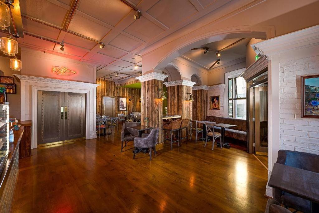 Ennis Vacations - Queens Hotel - Property Image 8