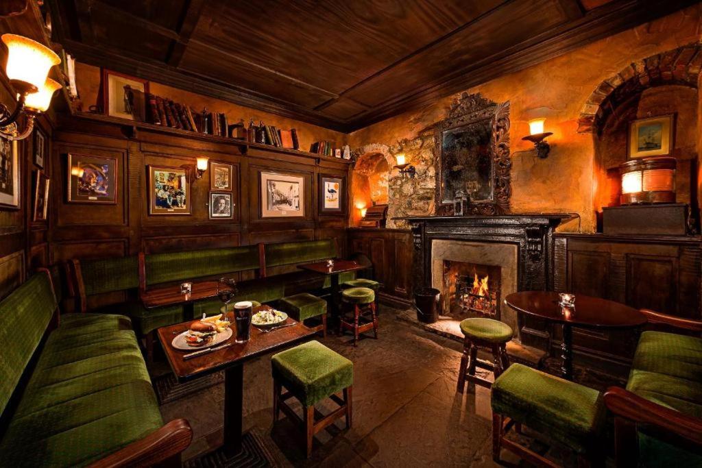 Ennis Vacations - Queens Hotel - Property Image 3