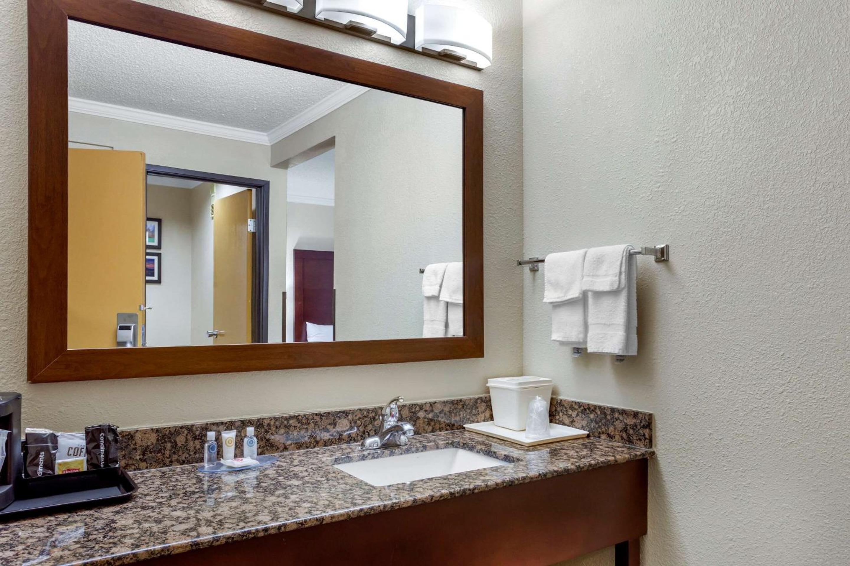 Hoffman Estates Vacations - Comfort Inn Hoffman Estates - Schaumburg - Property Image 23