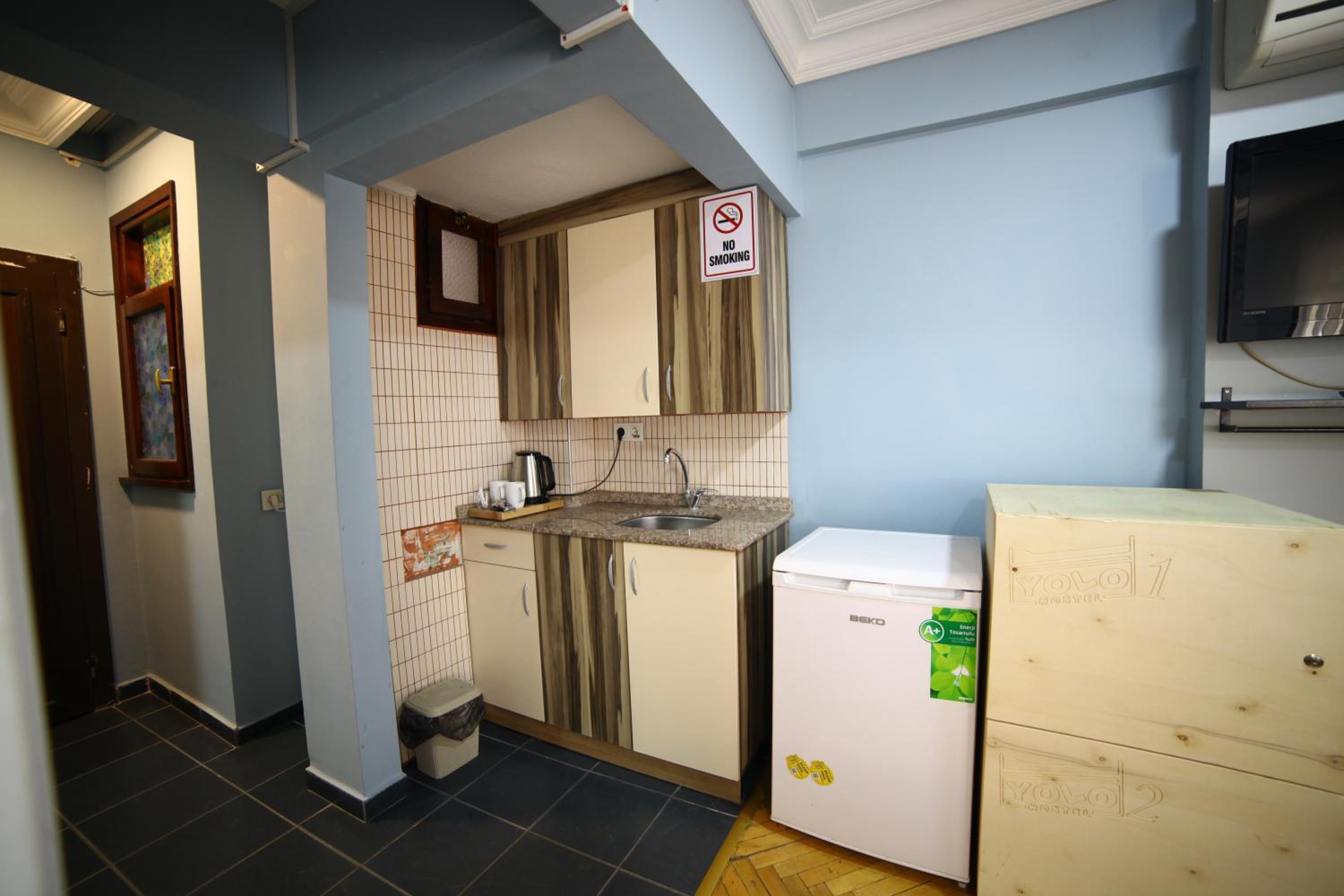YOLO Hostel