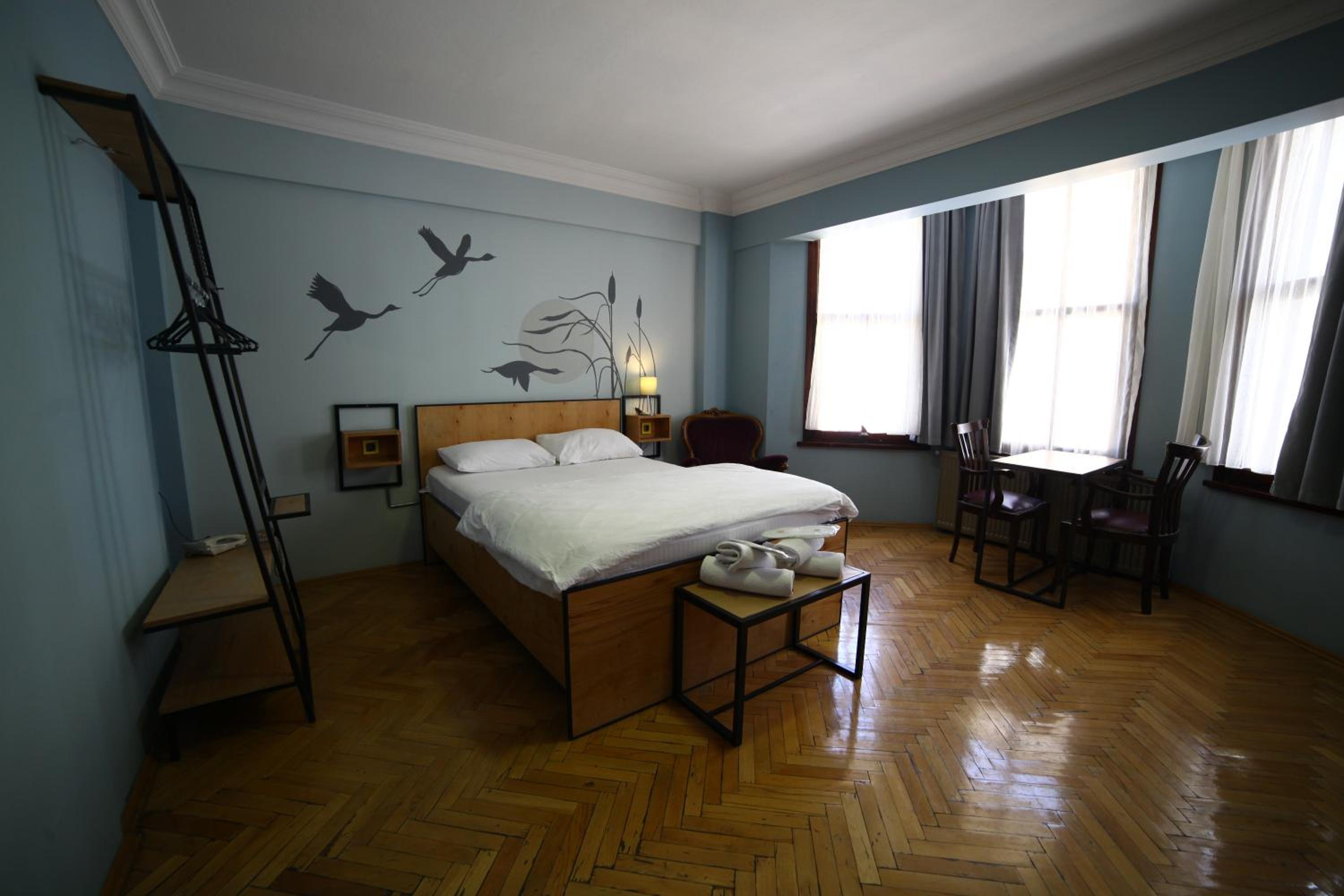 YOLO Hostel