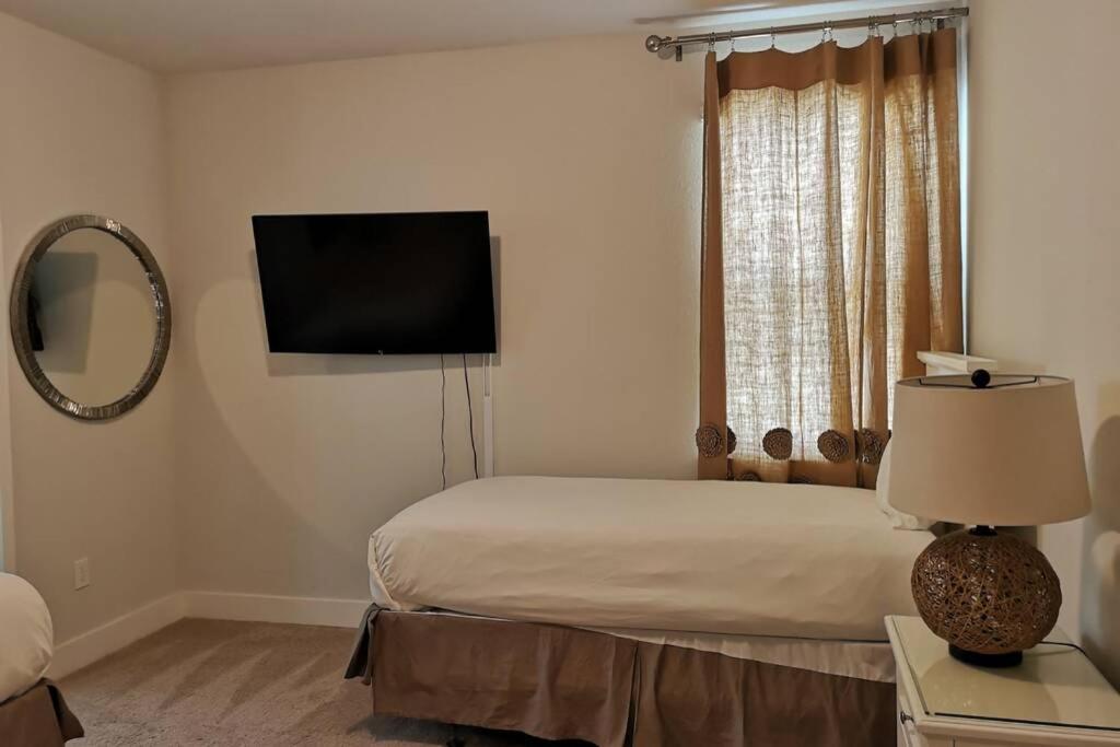 Luxurious Modern Villa near Disney with Theater, Pool and Spa in Encore Resort at Reunion