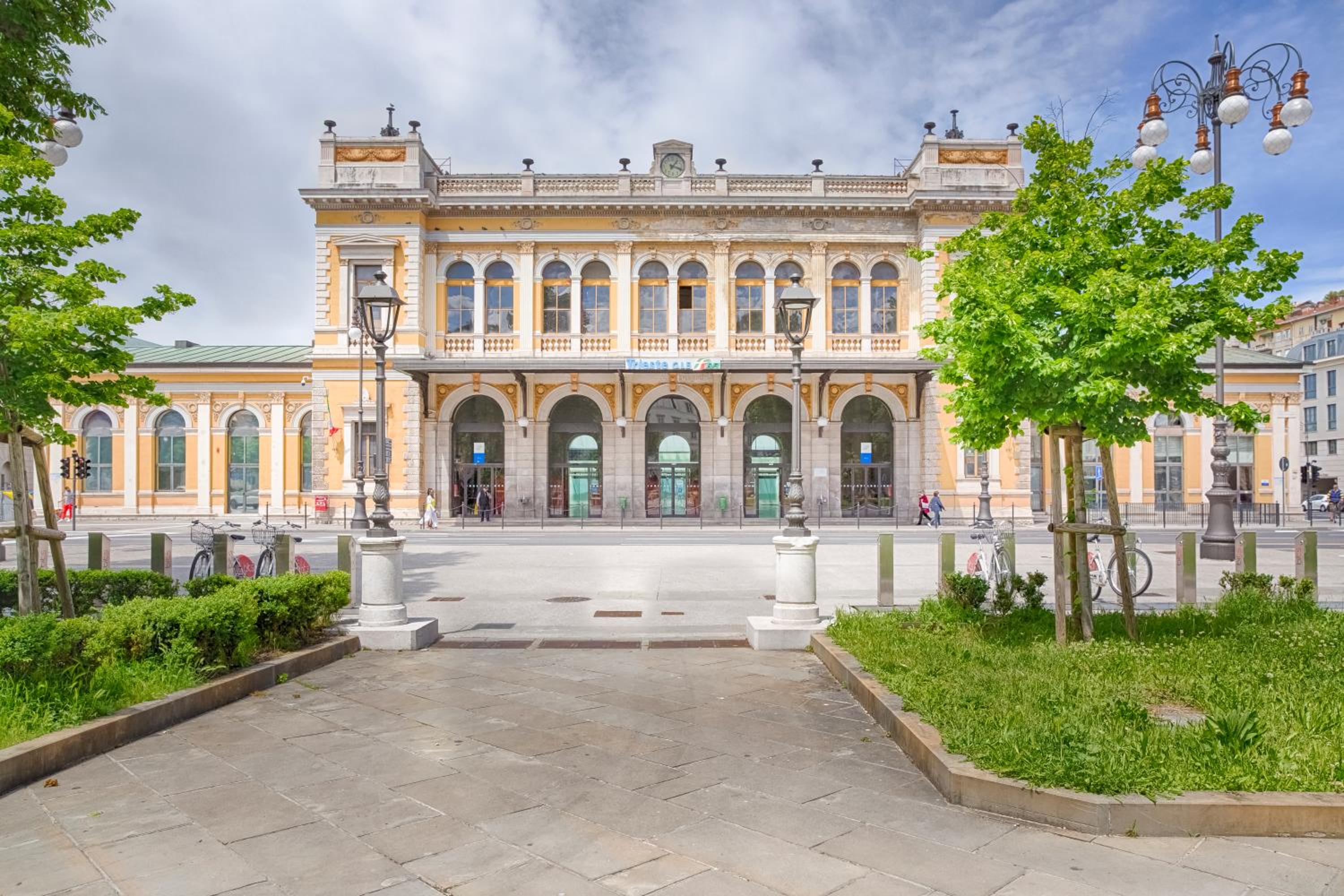 Mihaela apartment - Charme near the station view 5