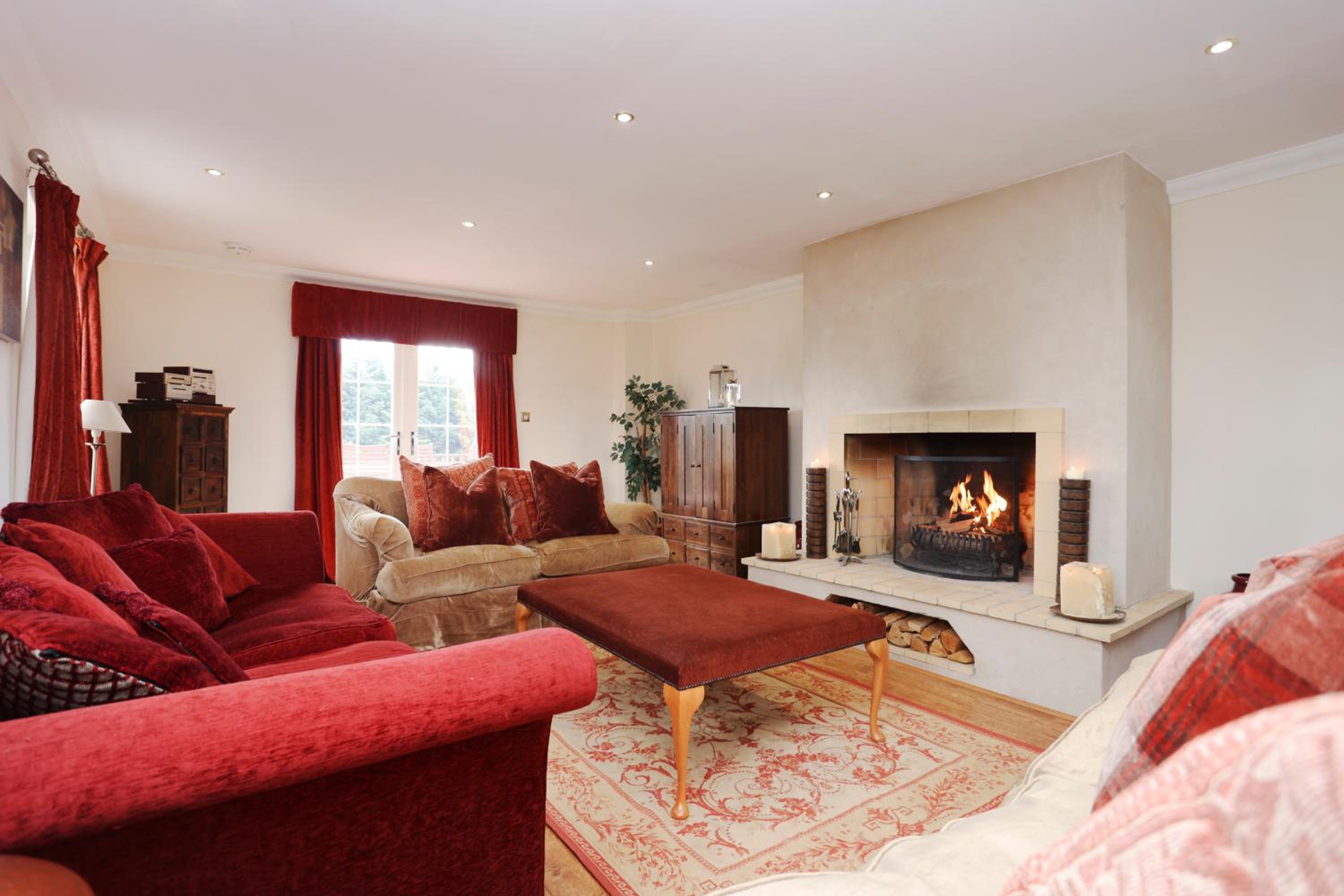 JOIVY Greenknowes Estate - Retreat With Garden, Parking and Hot Tub view 2