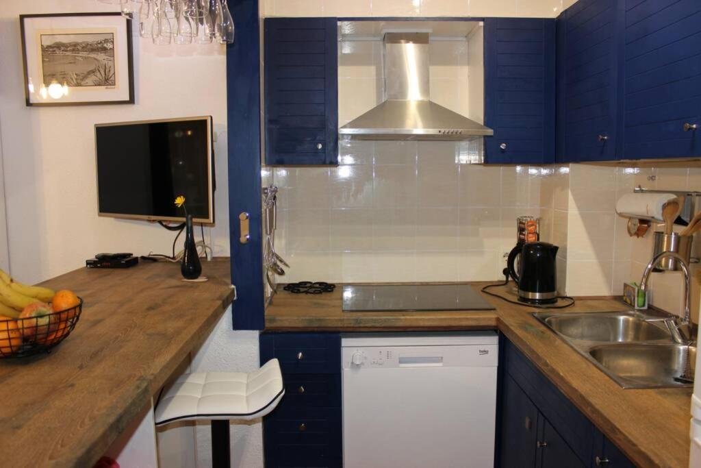 Luxury 4 bed apartment on coastal footpath at Cap Ras view 2