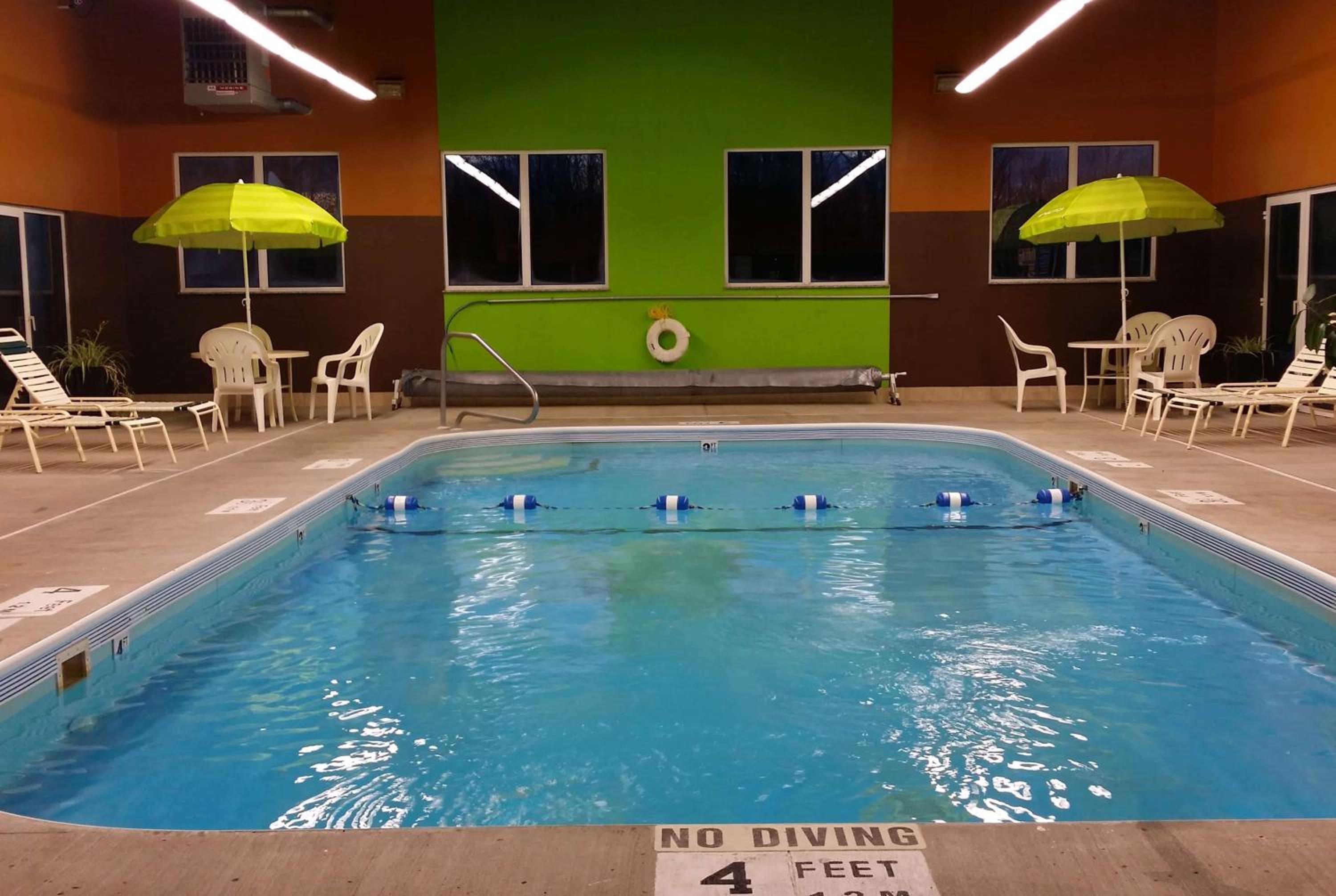 Super 8 by Wyndham Plattsburgh view 3