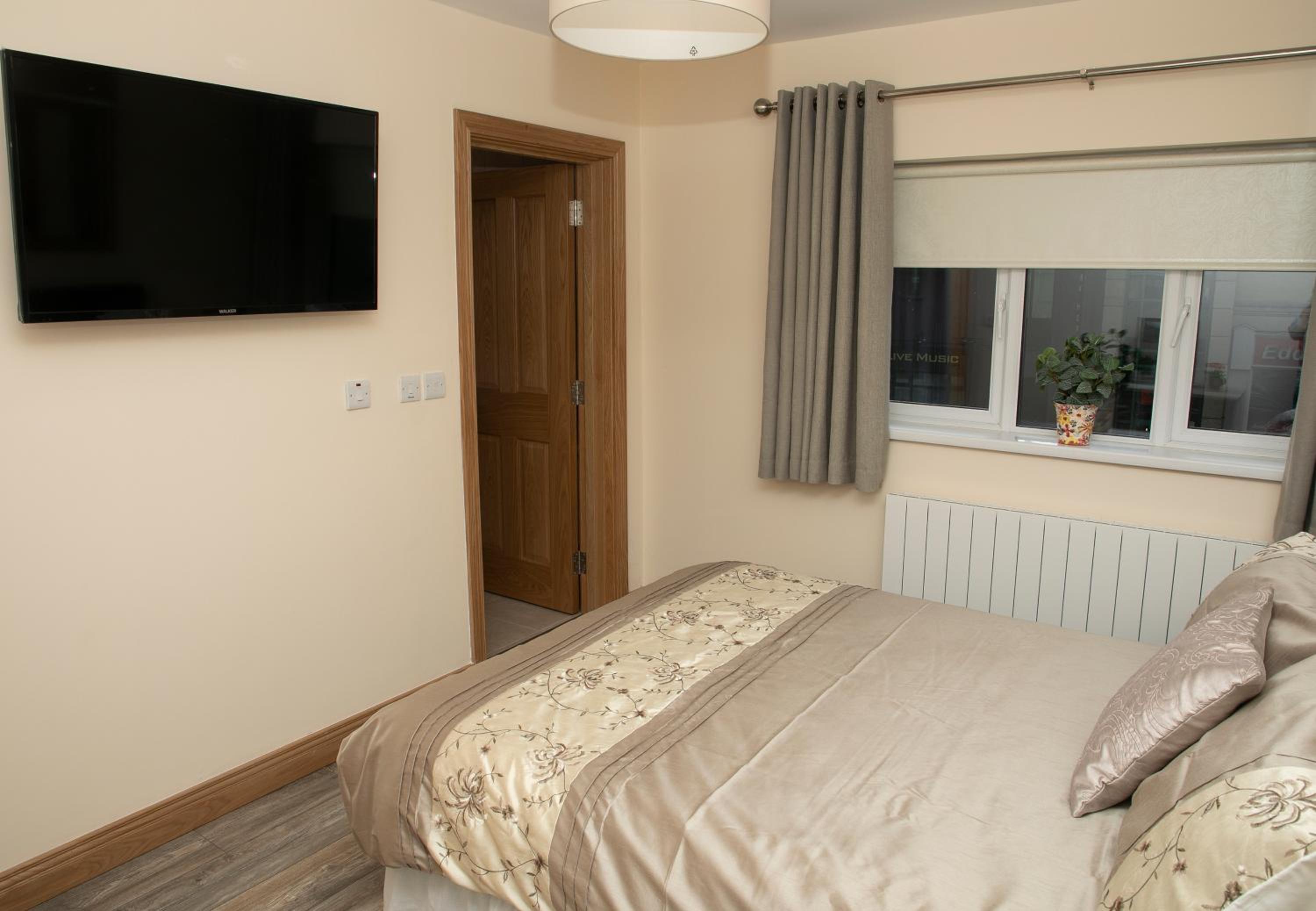 Athlone Vacations - Arch House Apartments - Property Image 6