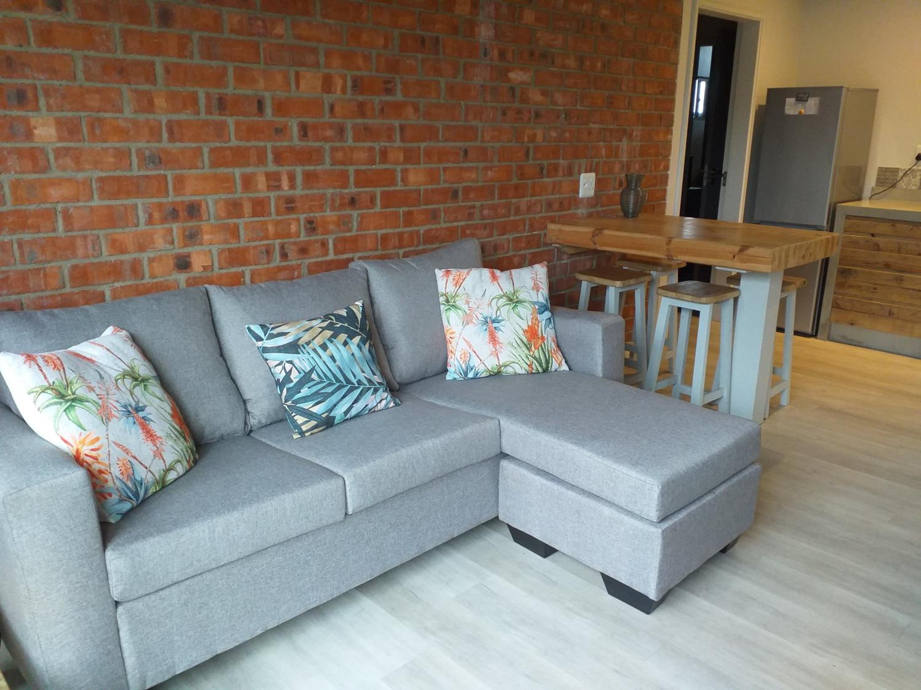 Lovely new flat near restaurants and beach with solar - free wifi and DSTV view 4