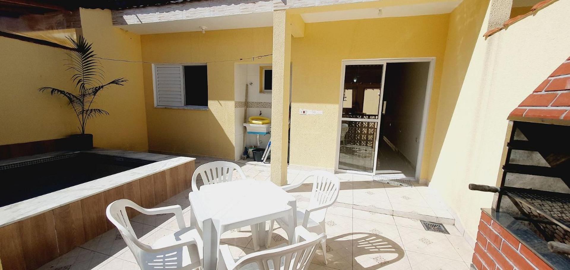 Casa com piscina, churrasqueira , Wi-Fi, 300mts do mar