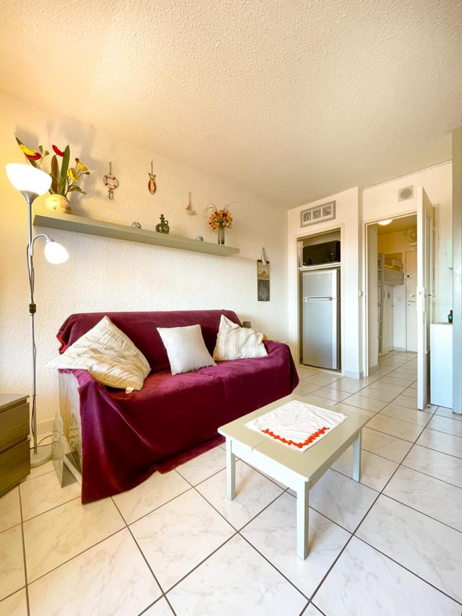 Bright Apt With Swimming Pool And Balcony view 3