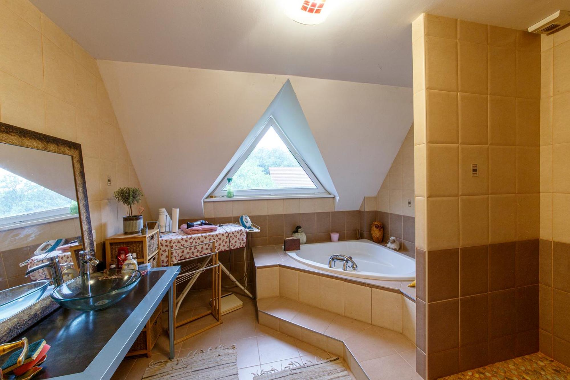 Chambre avec grand lit view 3