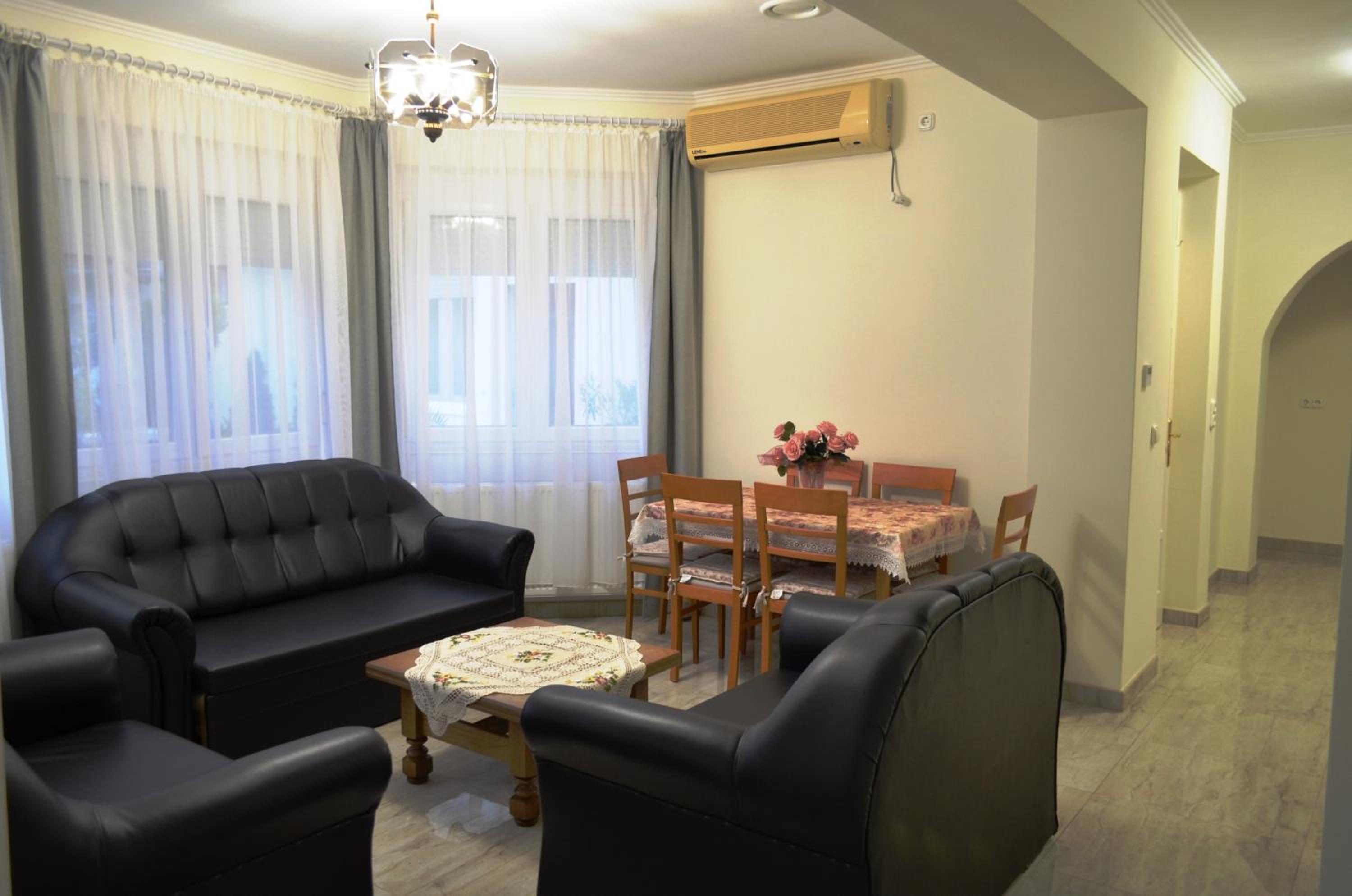 Henrietta - Violetta Apartman view 2