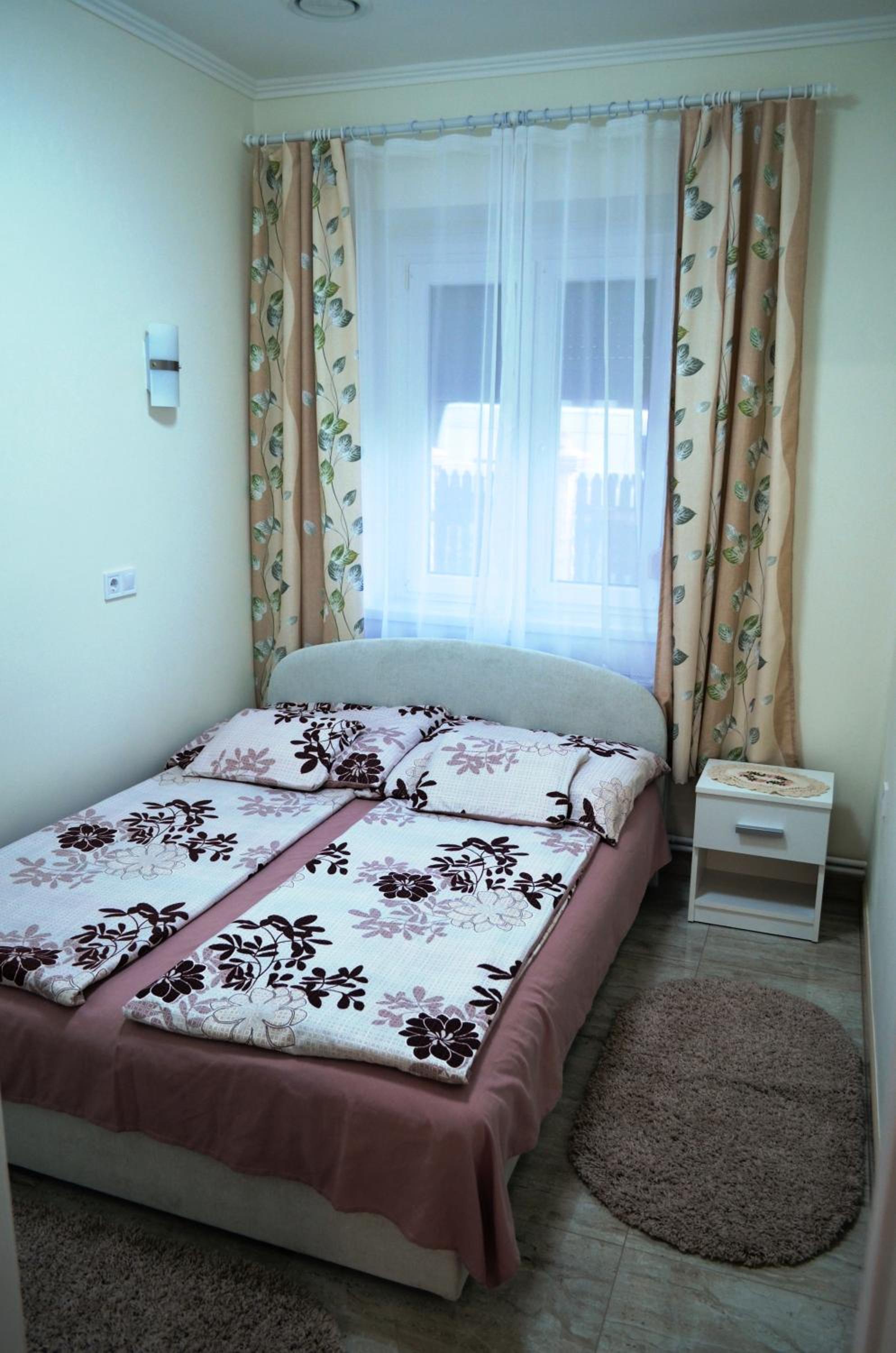 Henrietta - Violetta Apartman view 5