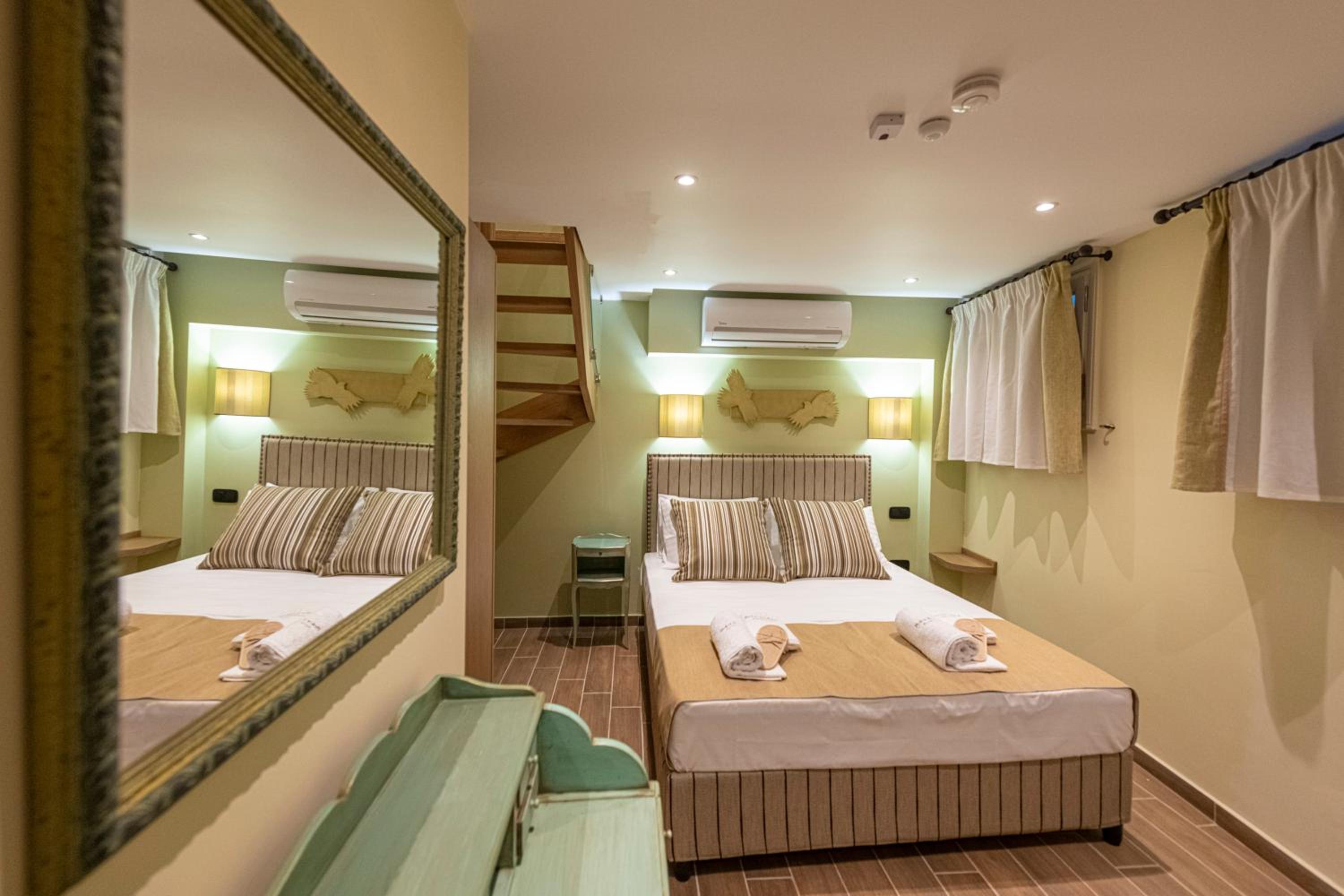 IPELHOME - Plaka Boutique Apartments