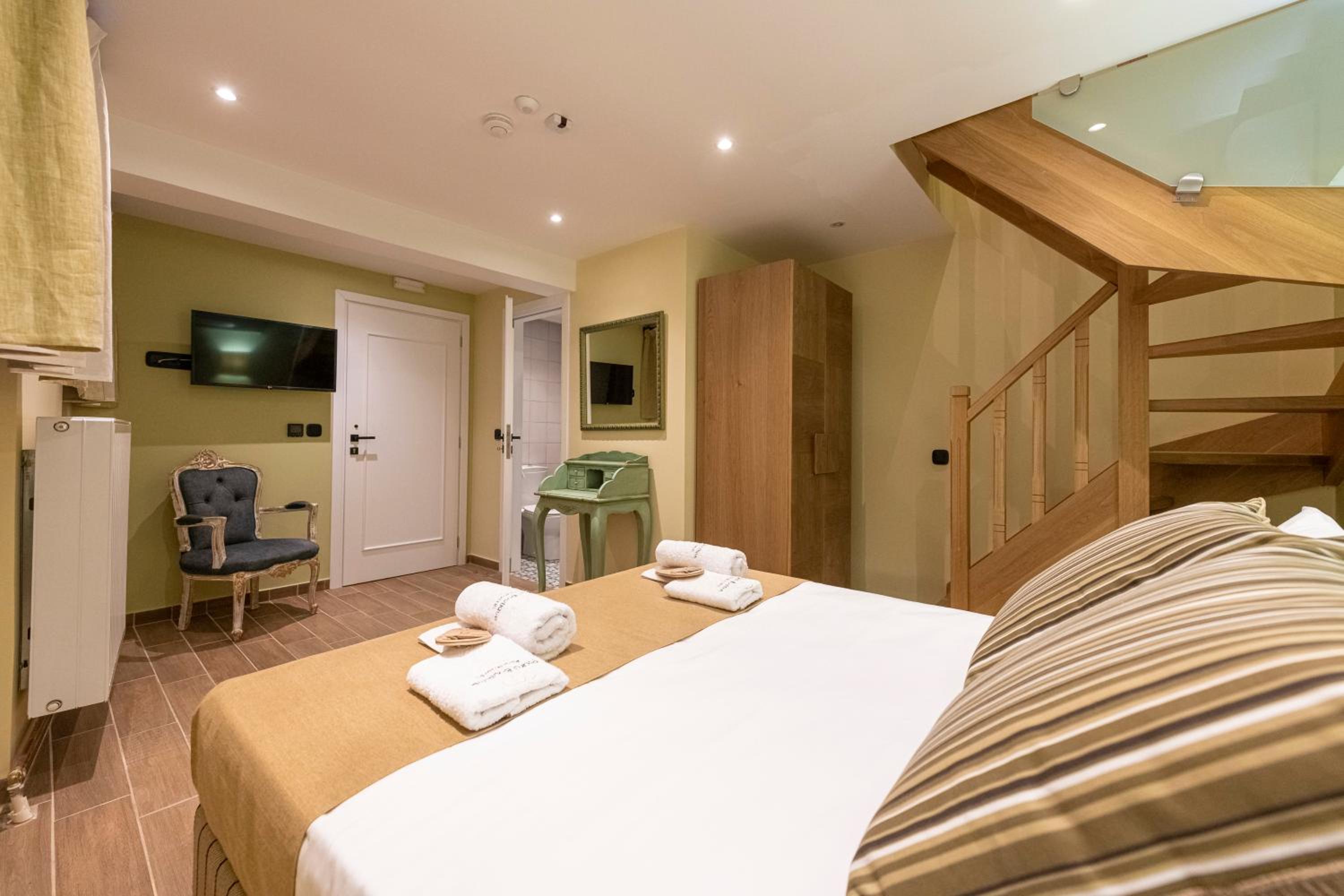 IPELHOME - Plaka Boutique Apartments