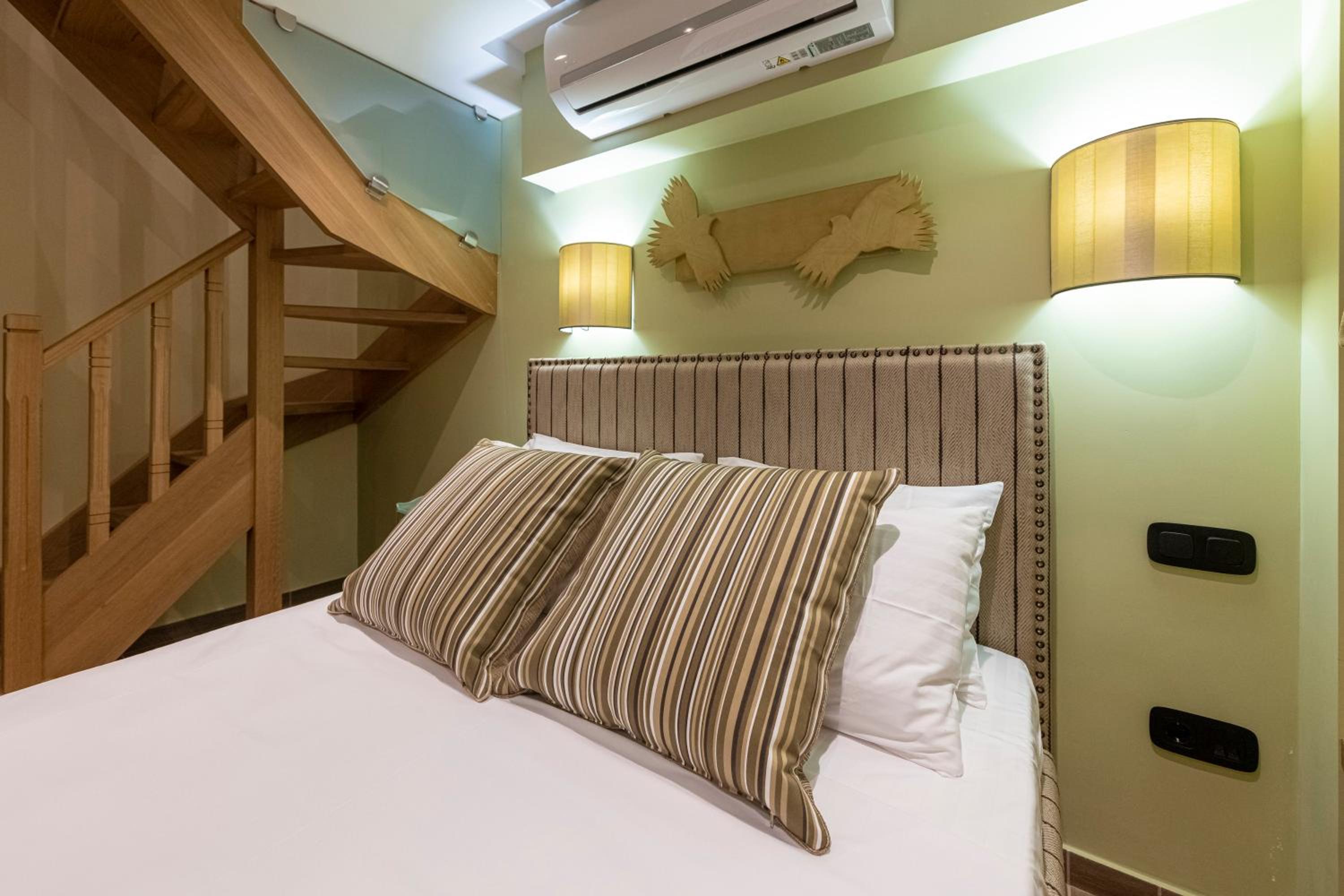 IPELHOME - Plaka Boutique Apartments