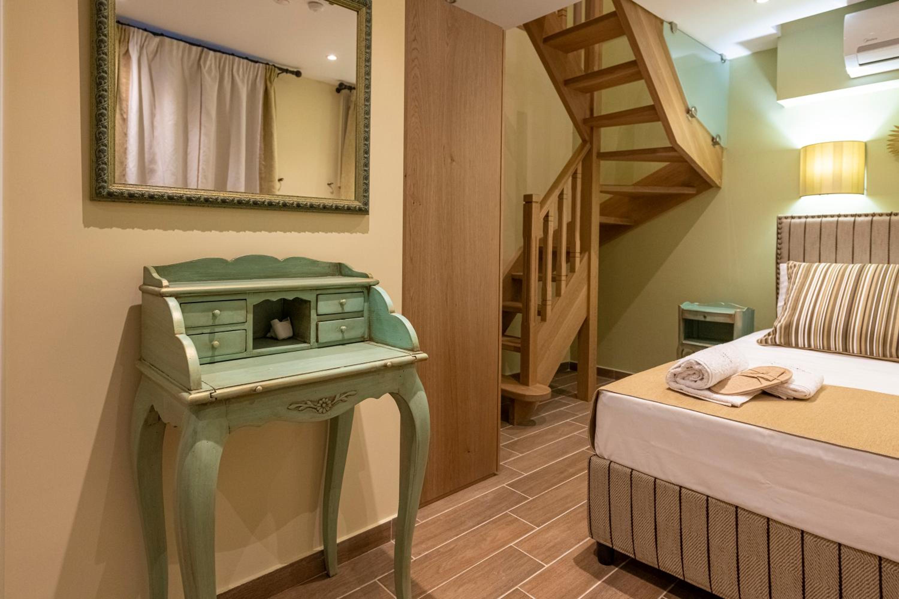 IPELHOME - Plaka Boutique Apartments