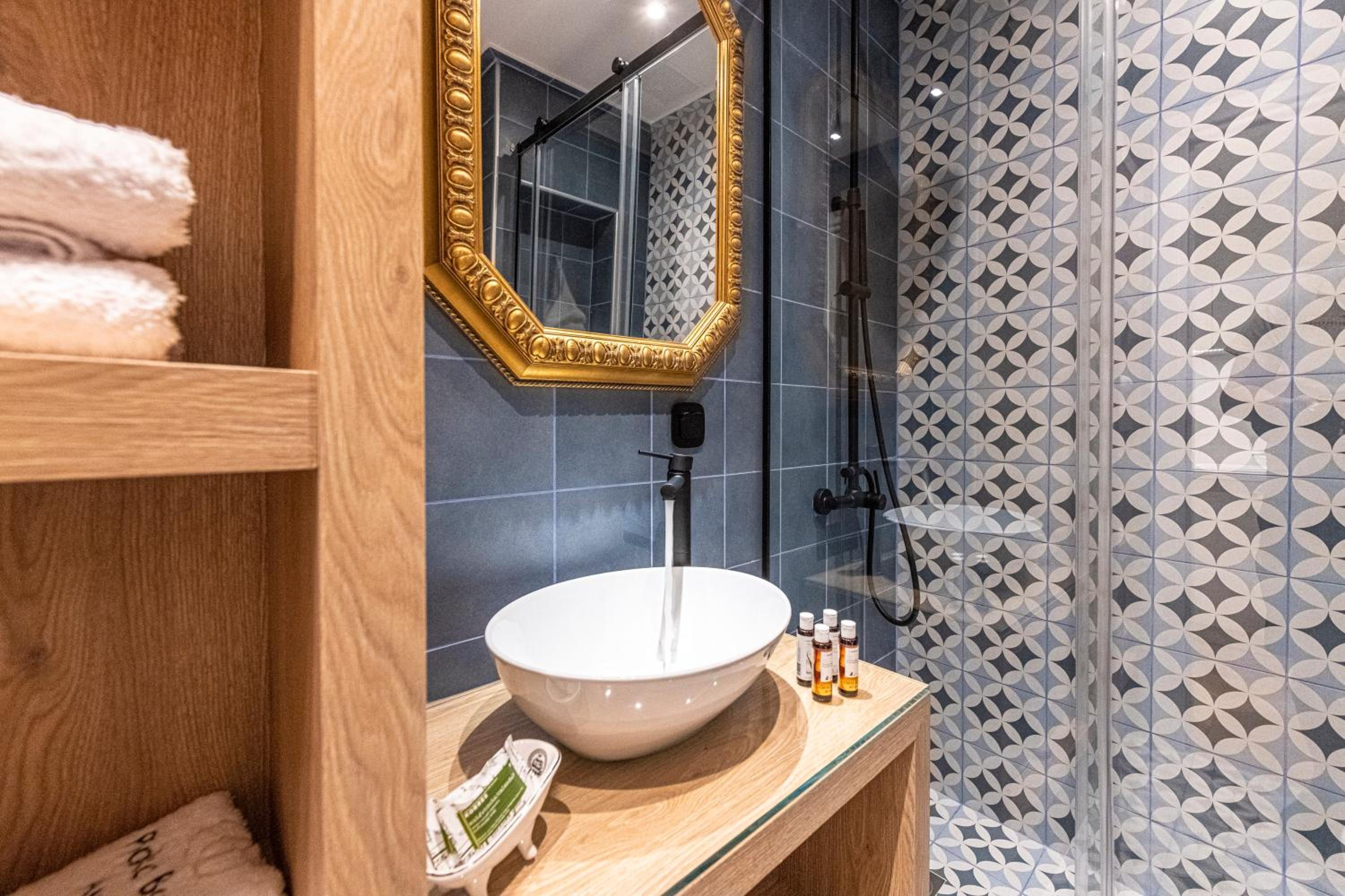 IPELHOME - Plaka Boutique Apartments