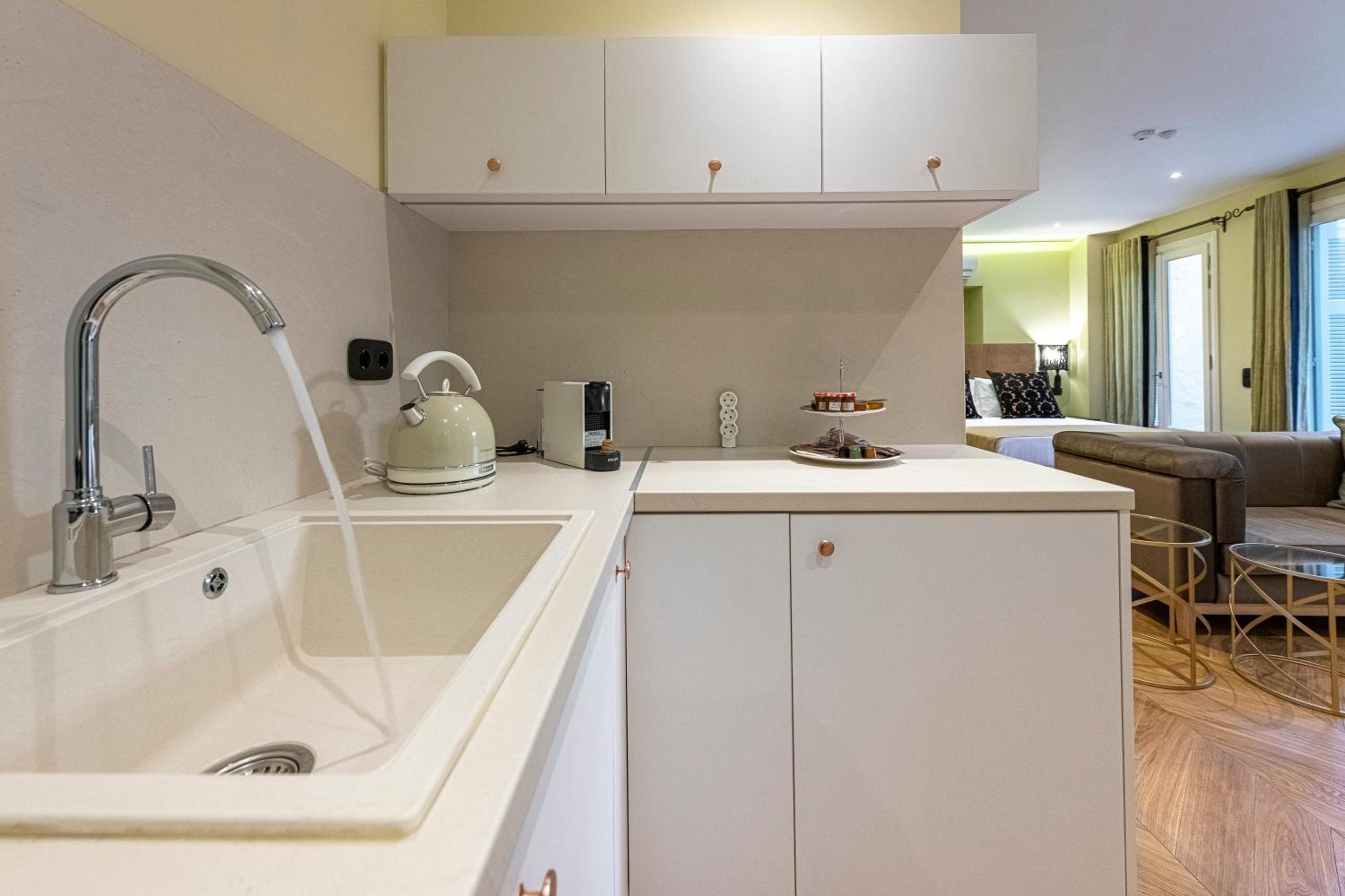 IPELHOME - Plaka Boutique Apartments