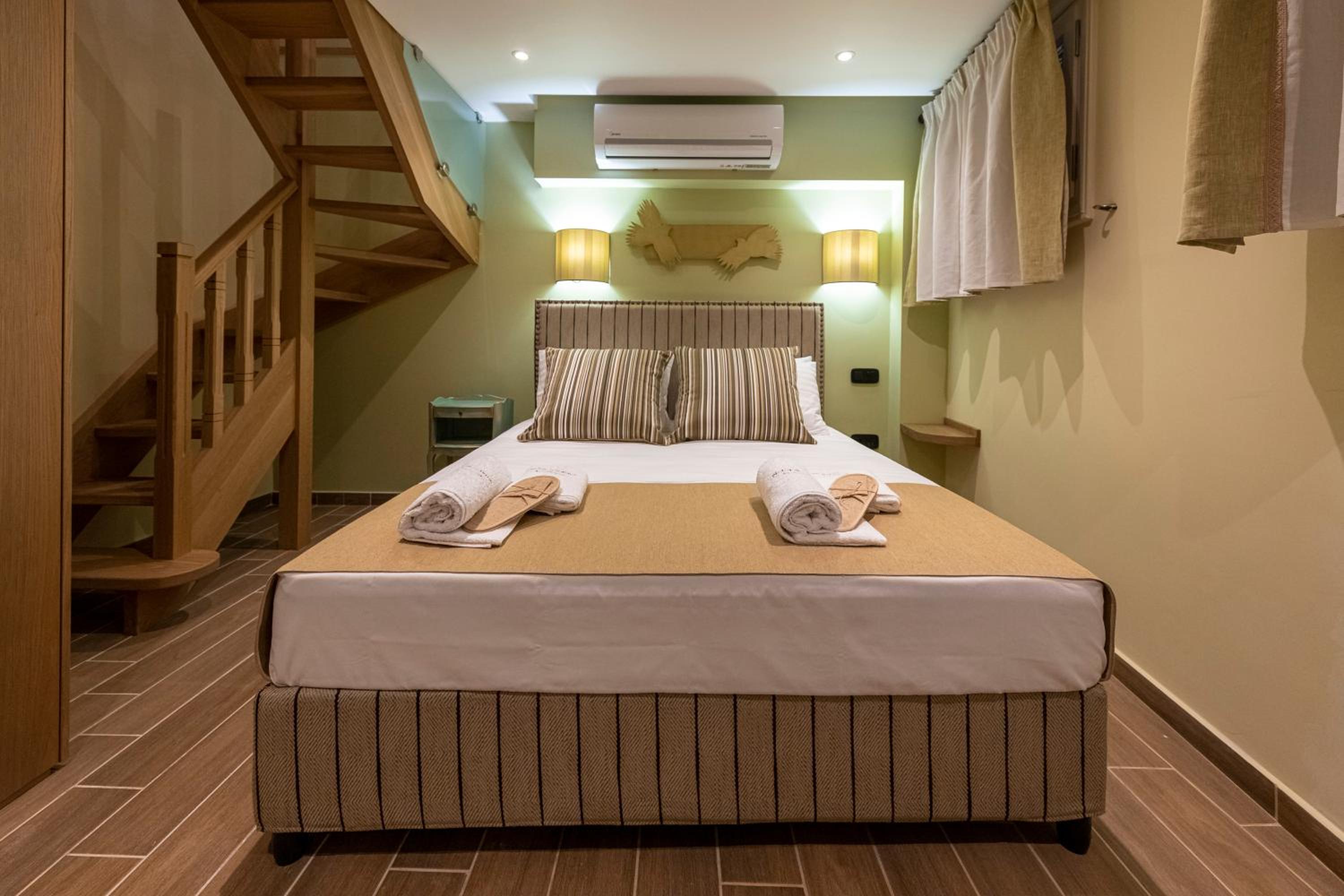 IPELHOME - Plaka Boutique Apartments