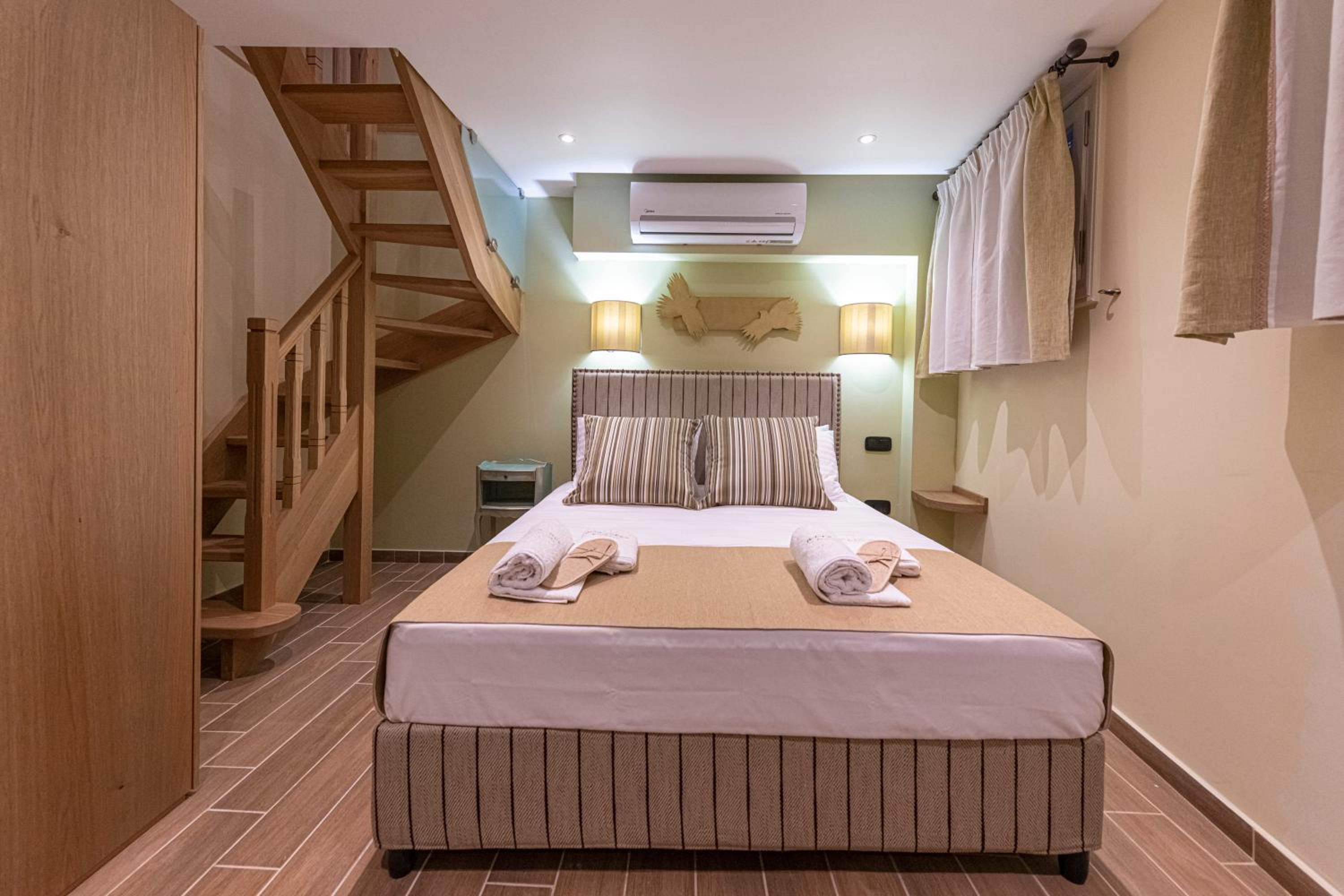 IPELHOME - Plaka Boutique Apartments