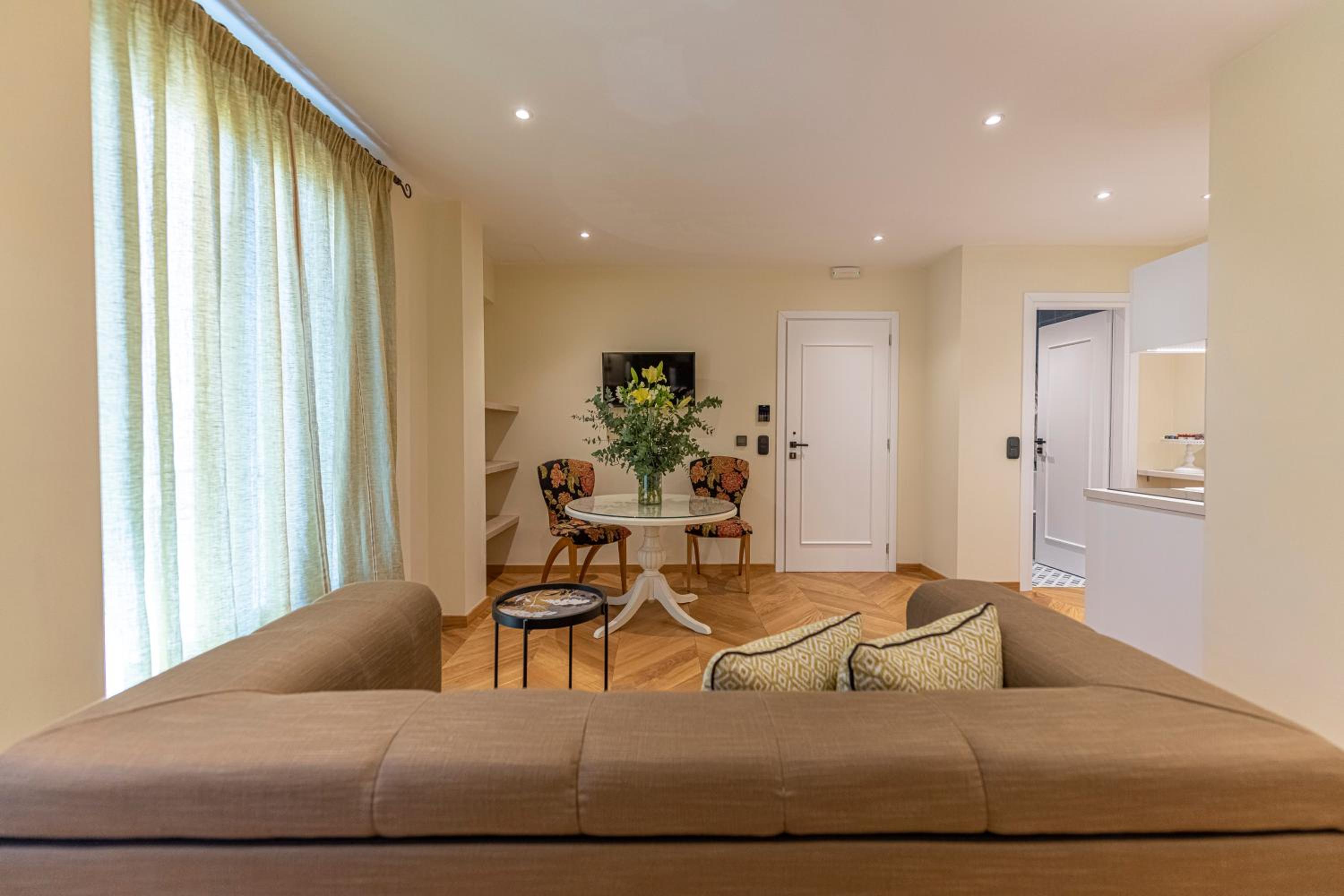 IPELHOME - Plaka Boutique Apartments