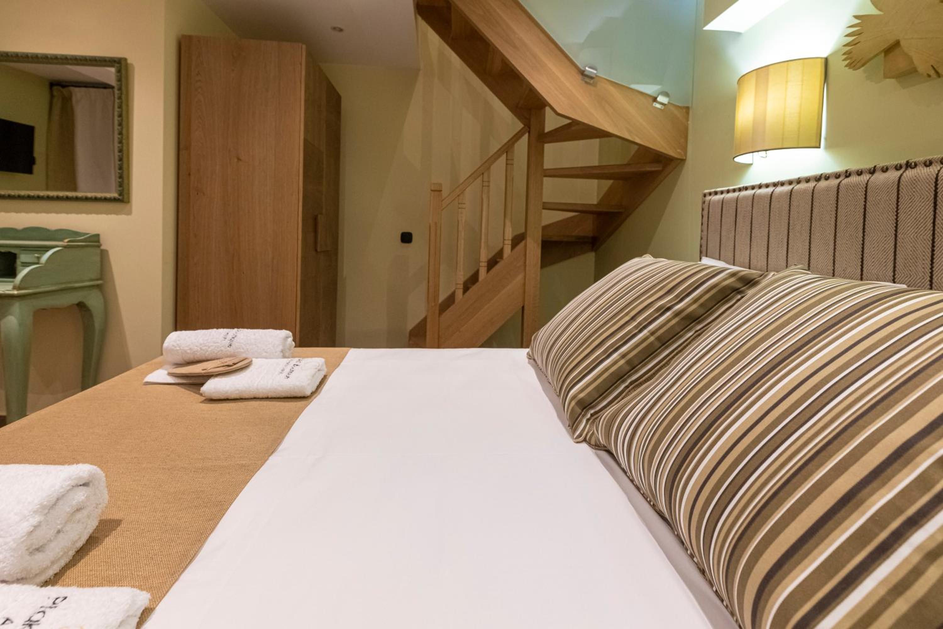 IPELHOME - Plaka Boutique Apartments