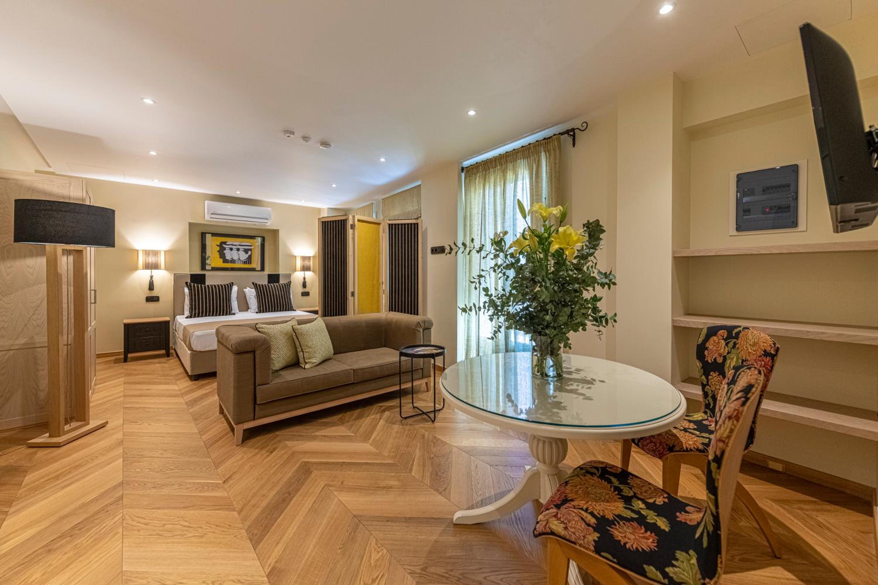 IPELHOME - Plaka Boutique Apartments