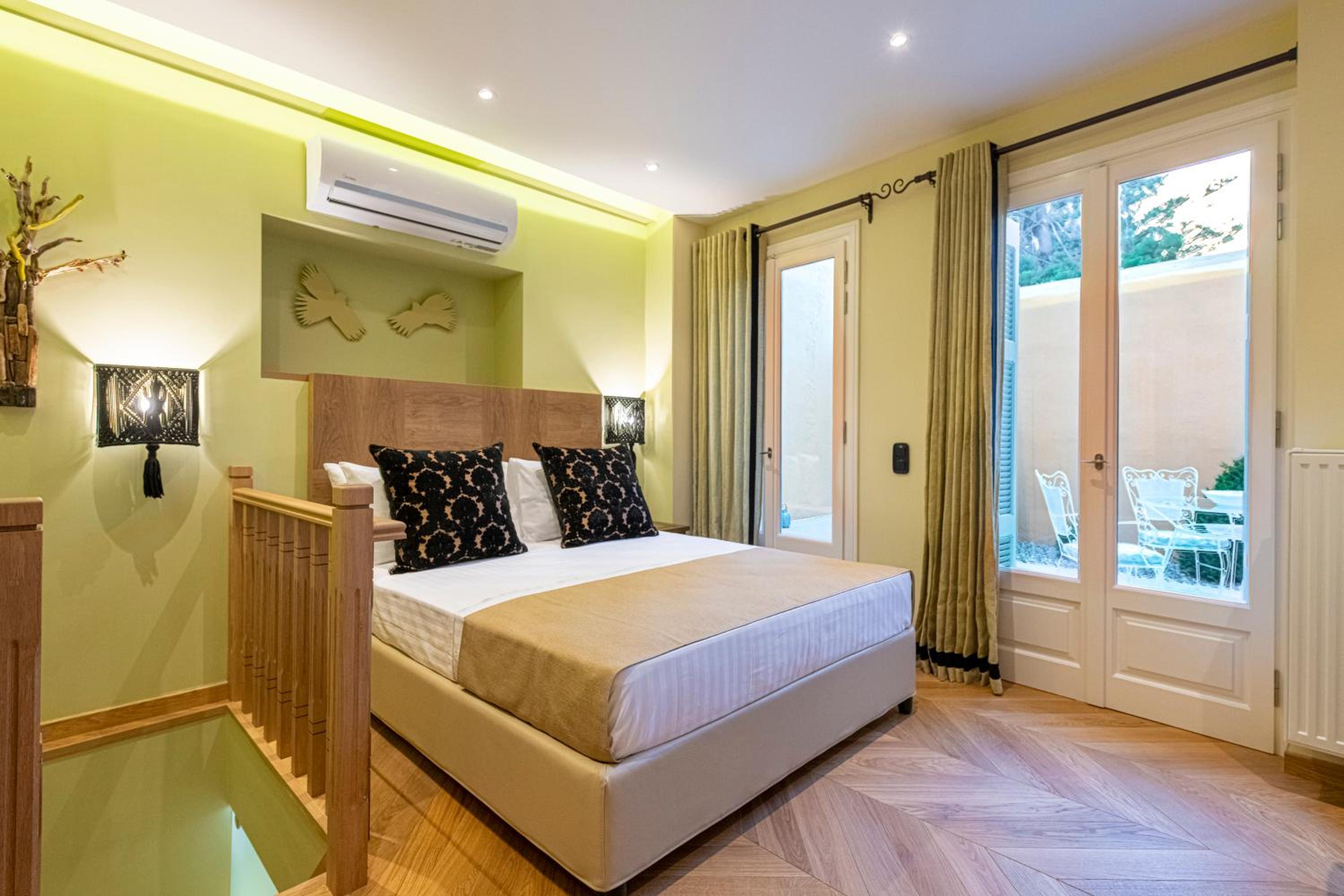 IPELHOME - Plaka Boutique Apartments