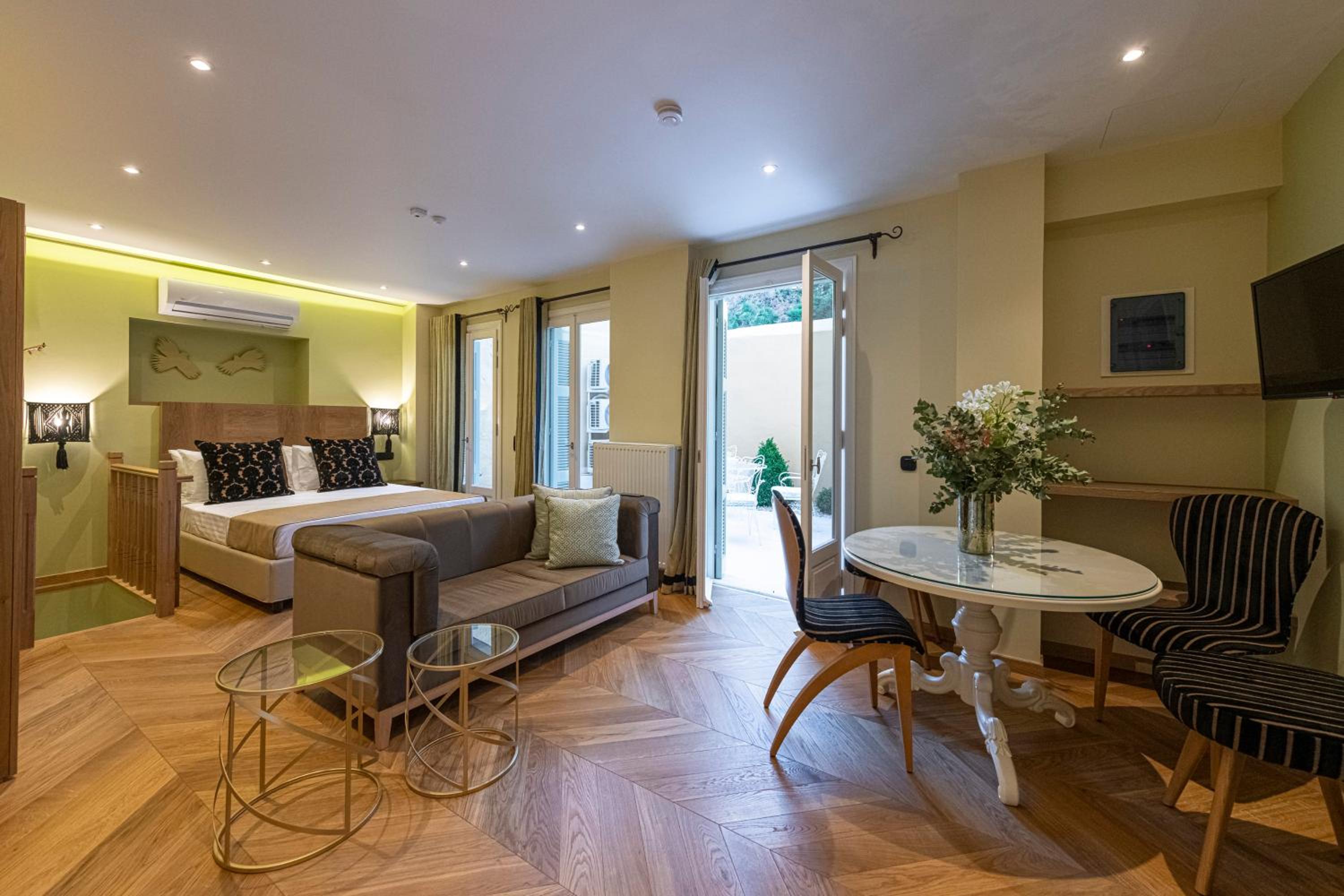 IPELHOME - Plaka Boutique Apartments