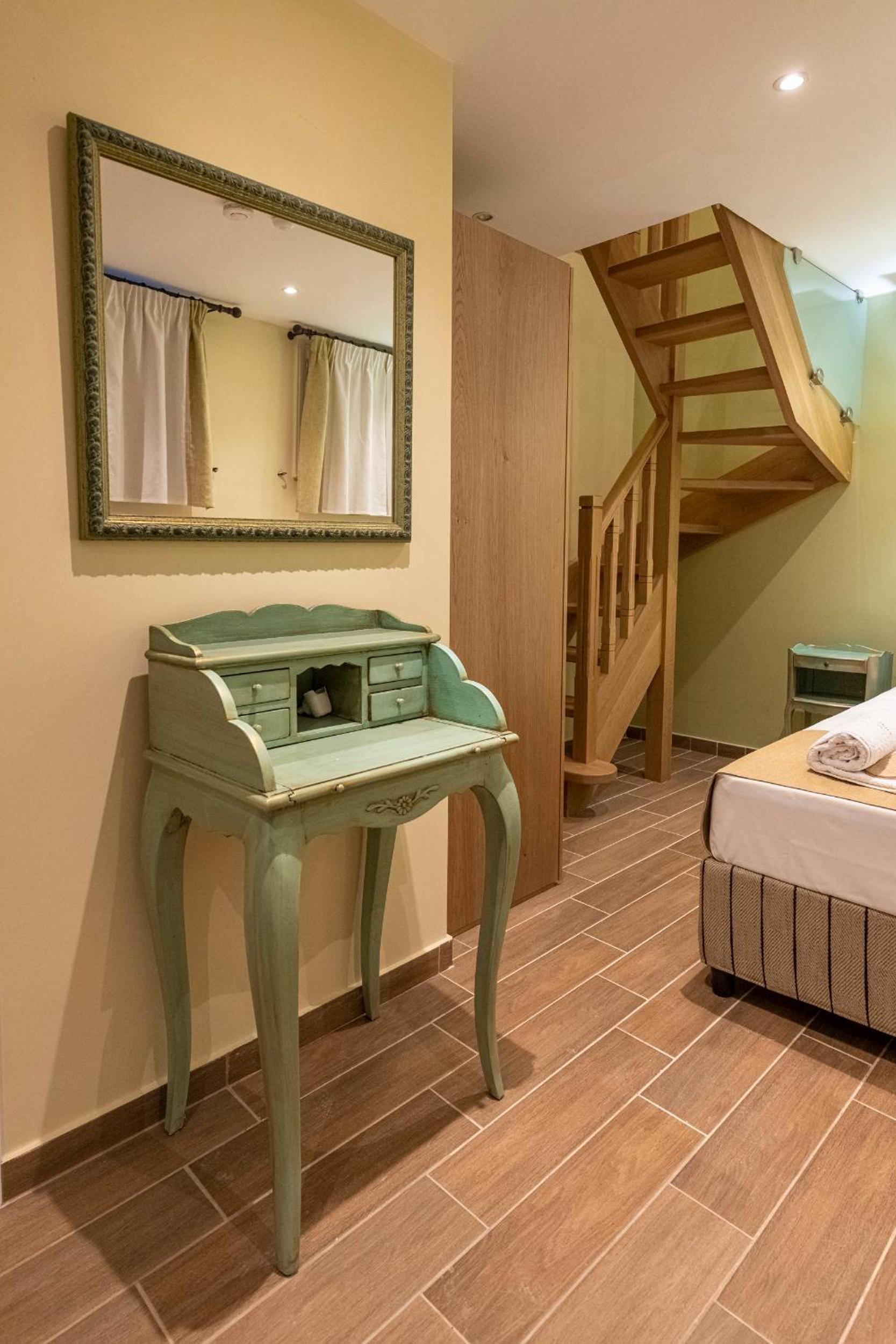 IPELHOME - Plaka Boutique Apartments