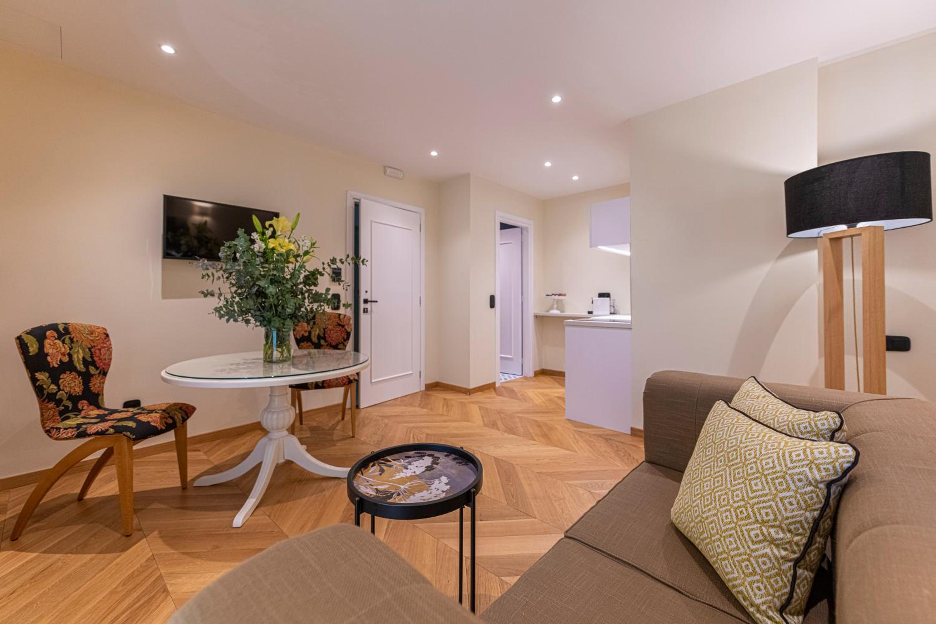 IPELHOME - Plaka Boutique Apartments