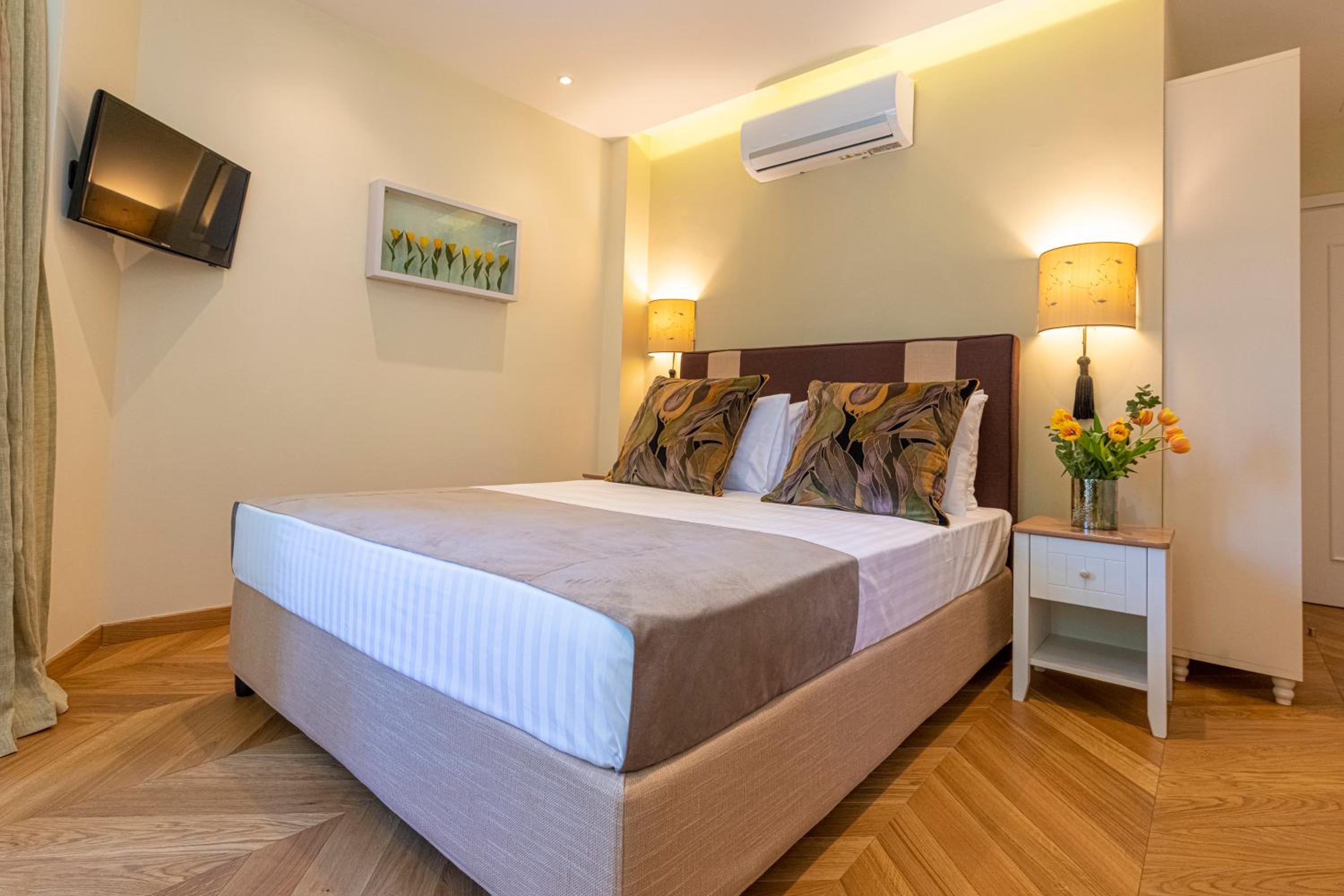 IPELHOME - Plaka Boutique Apartments