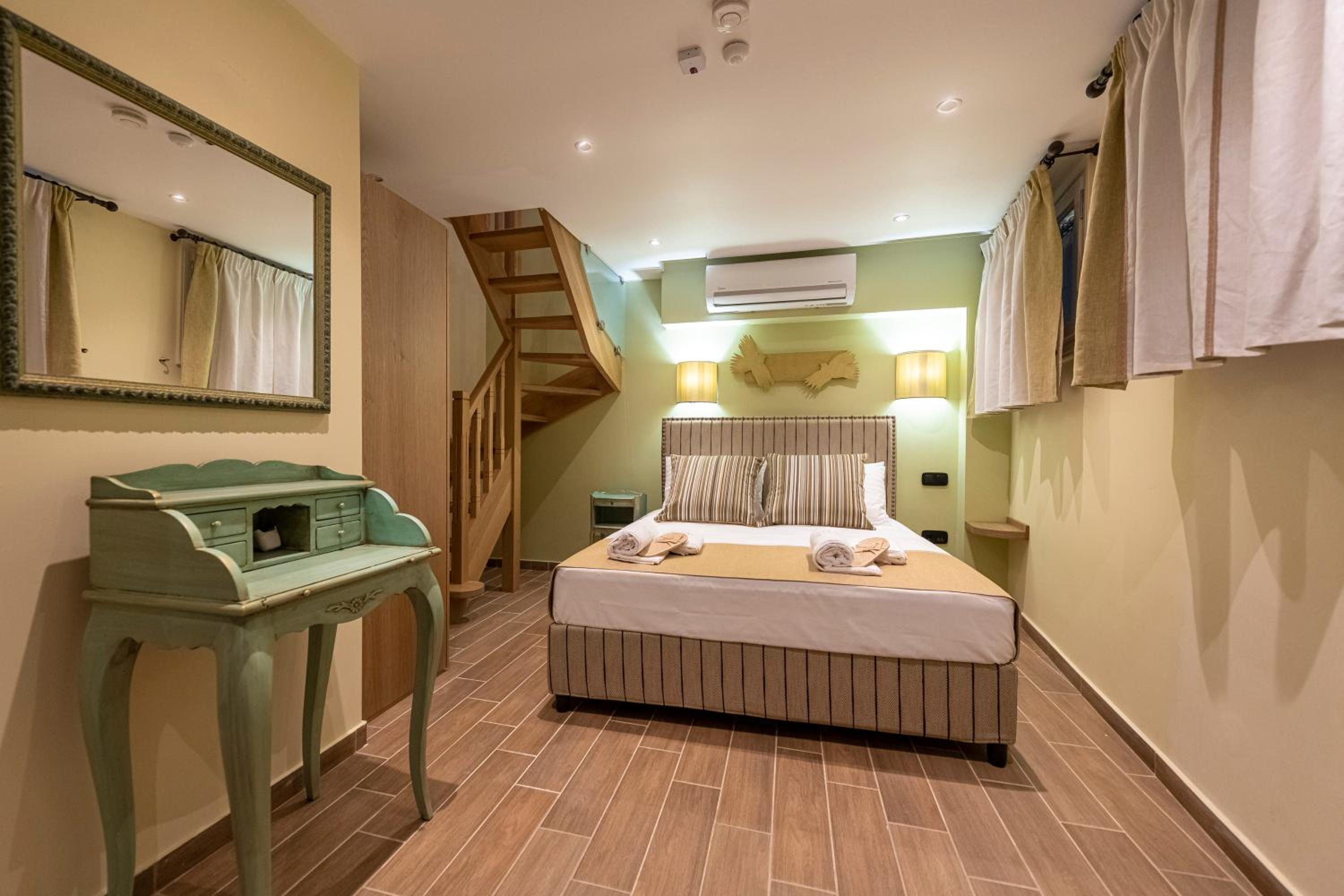 IPELHOME - Plaka Boutique Apartments