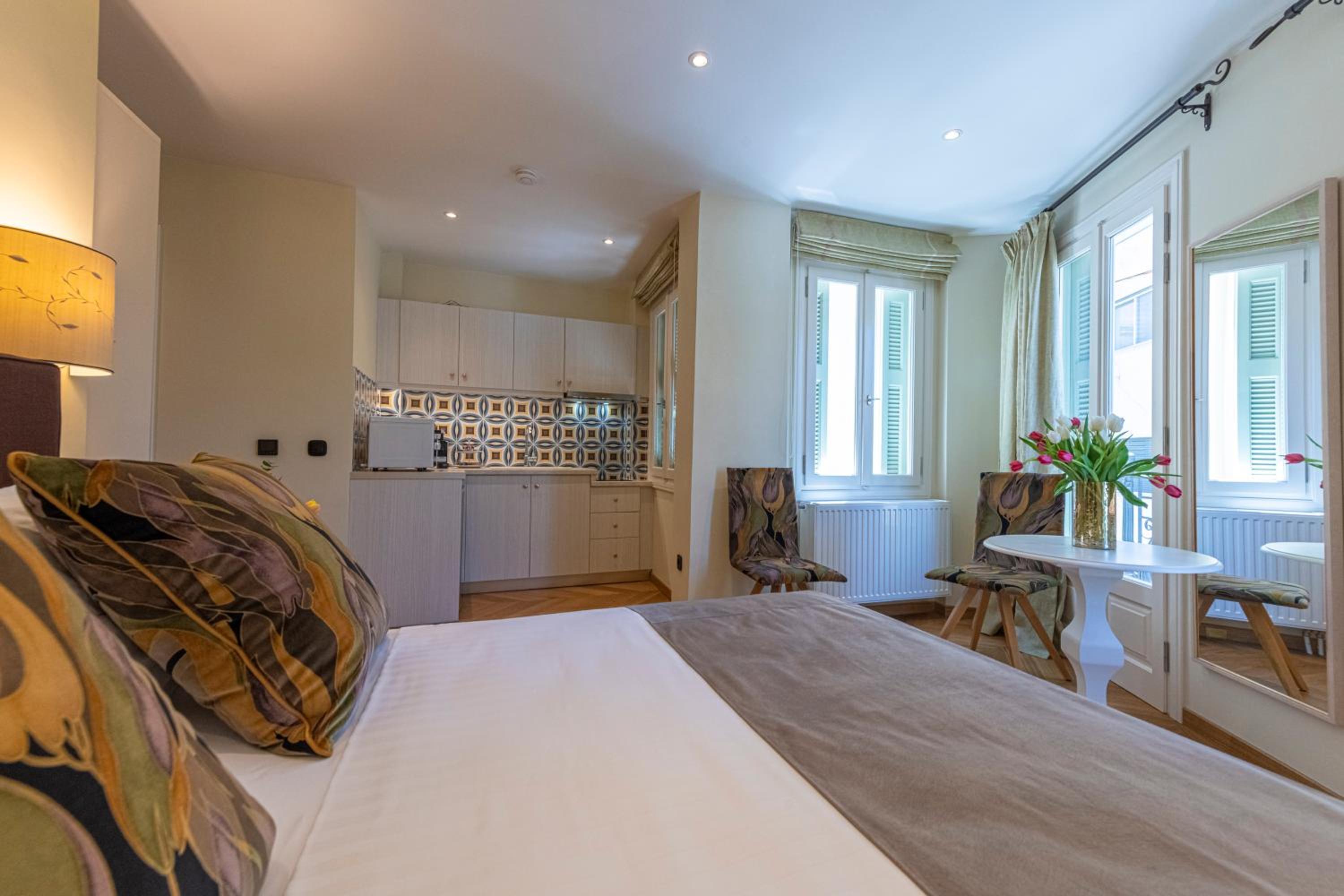 IPELHOME - Plaka Boutique Apartments