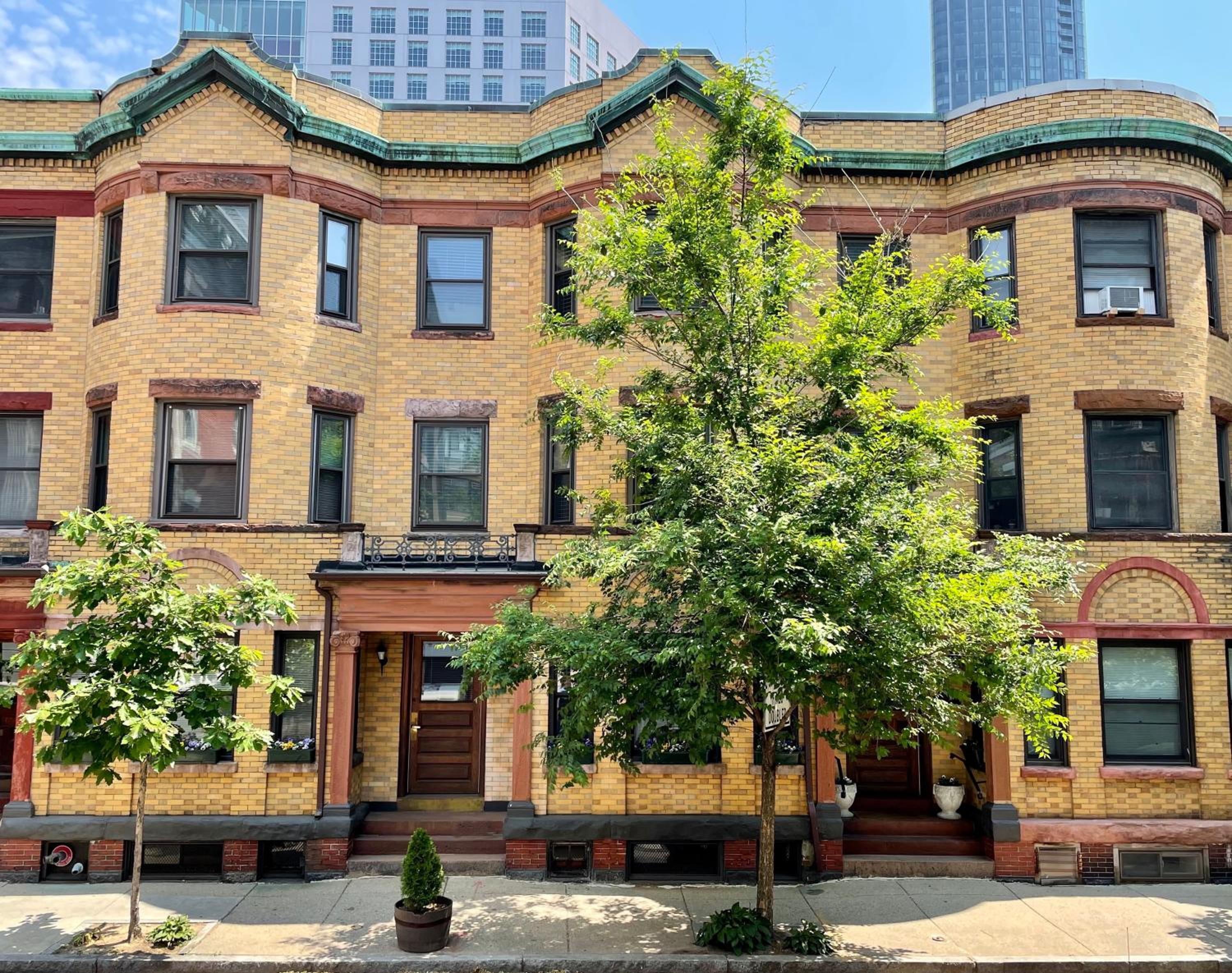 Hotel Oasis Guest House - Image 1