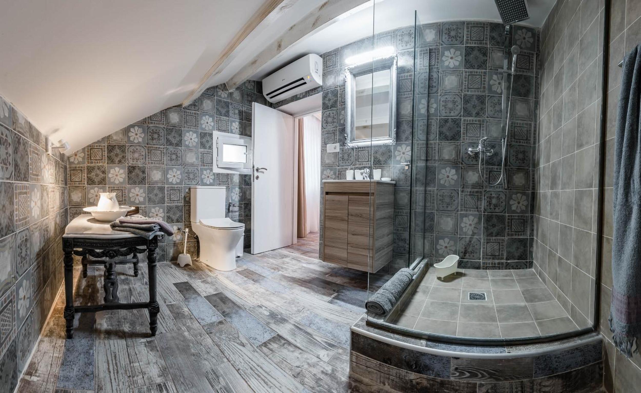 Coconella Suite