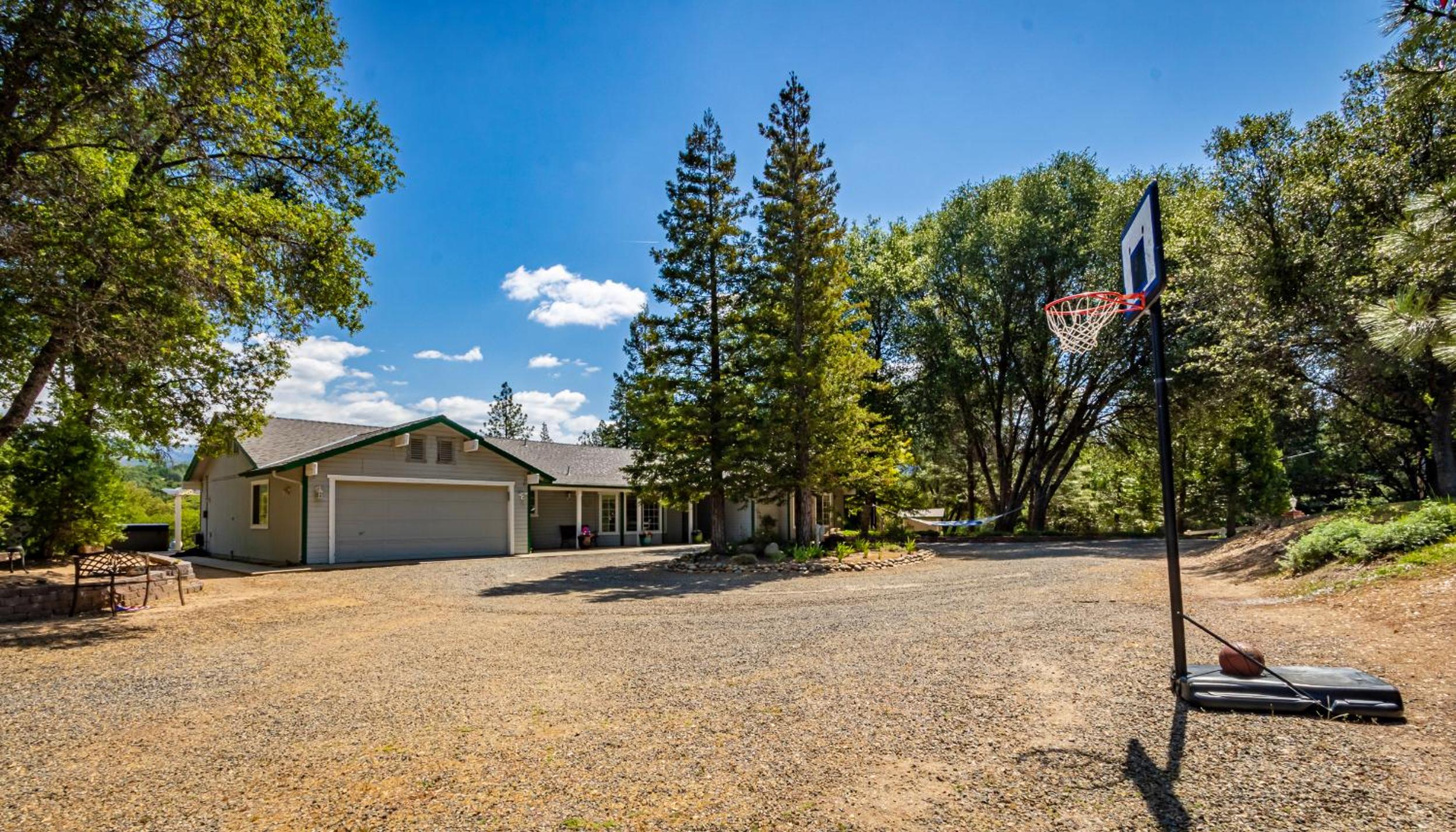 Spectacular Views w/ Hot Tub/BBQ -Yosemite & Bass Lake view 3