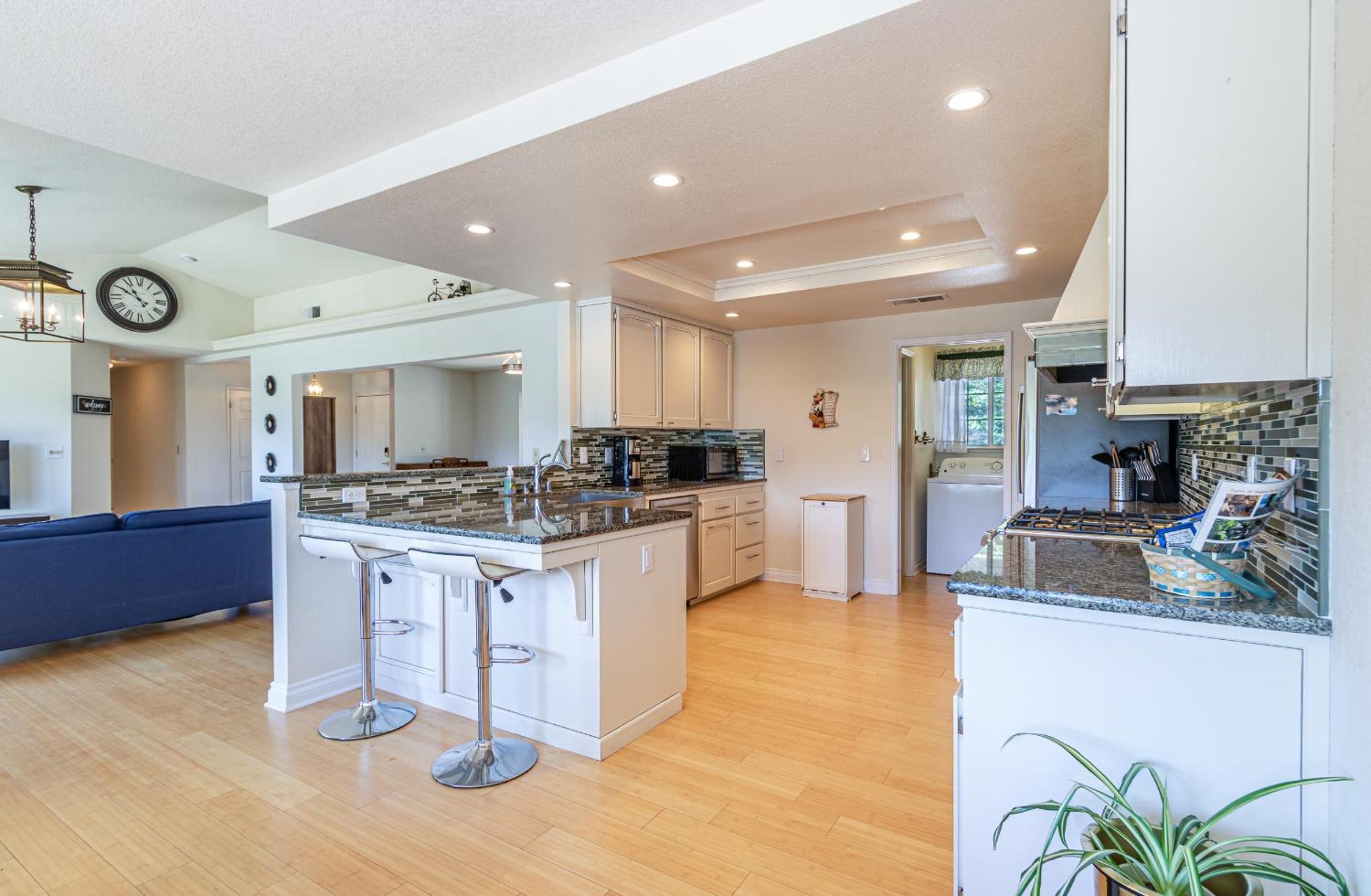 Spectacular Views w/ Hot Tub/BBQ -Yosemite & Bass Lake view 4