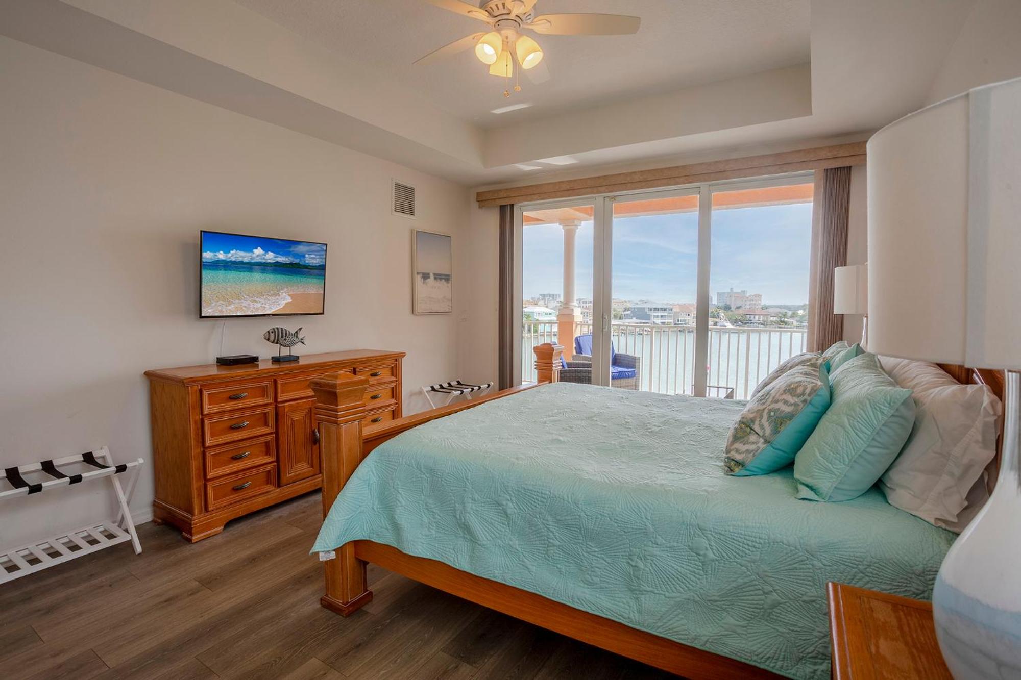 Beautiful waterfront 3 bedroom condo, located in the heart of Clearwater Beach view 3