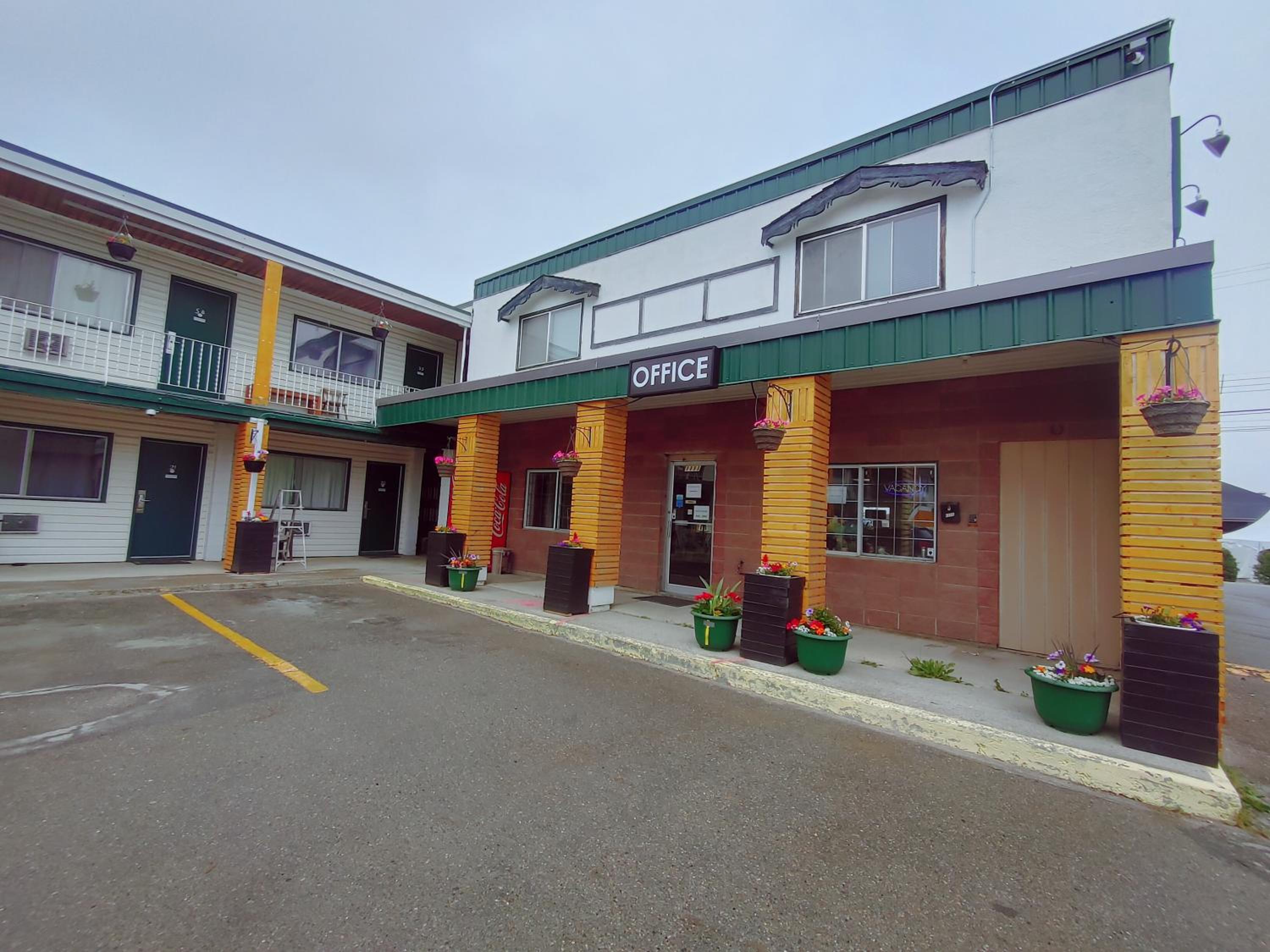 Hotel Kootenay Country Inn - Image 1