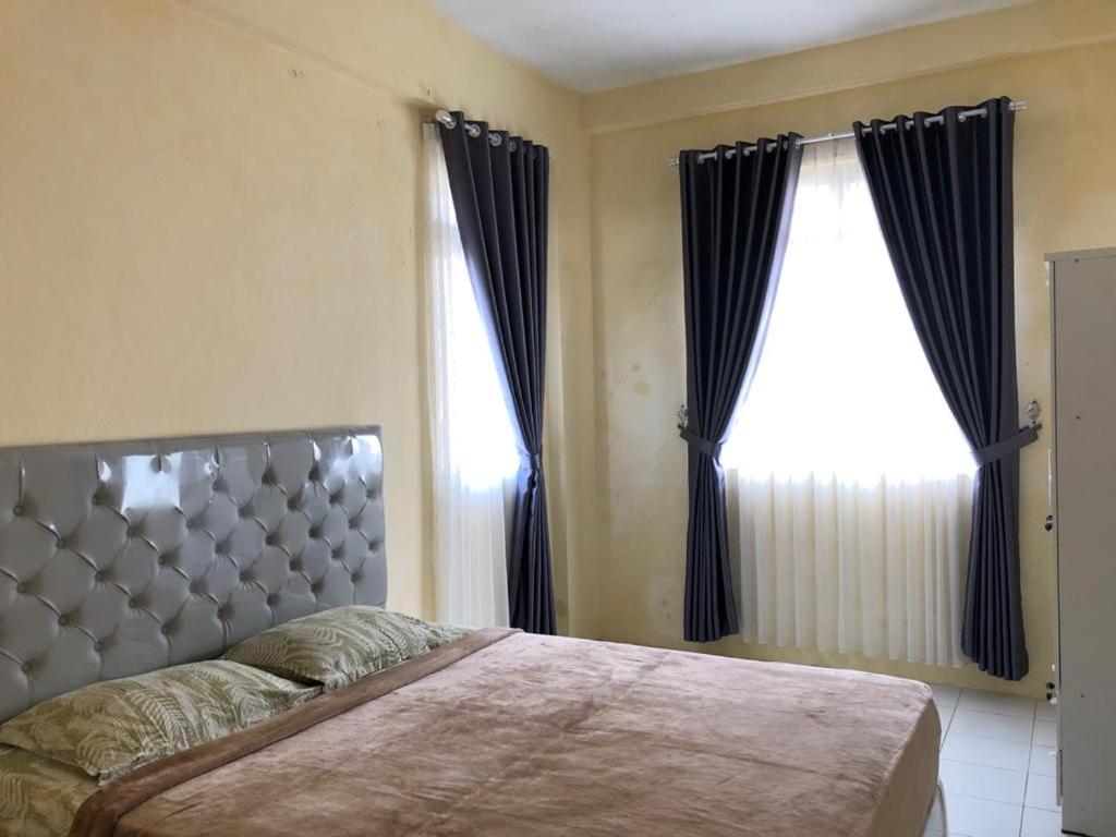 Comfy Studio Emerald Hills view 2