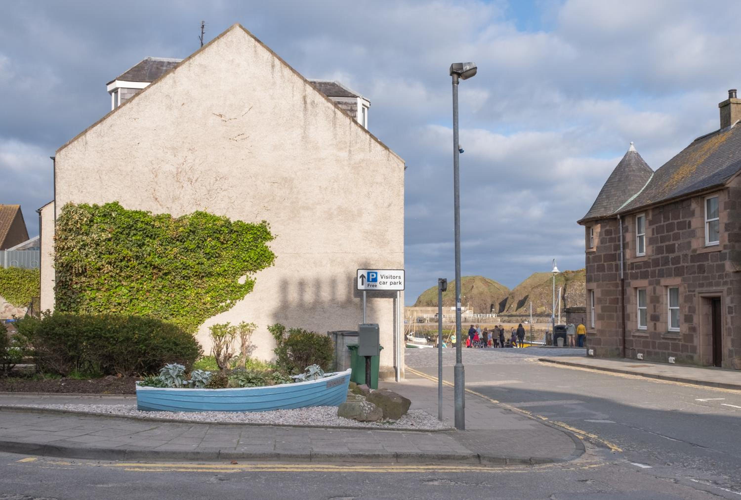 Stonehaven ground floor home with a spectacular harbour view. view 4