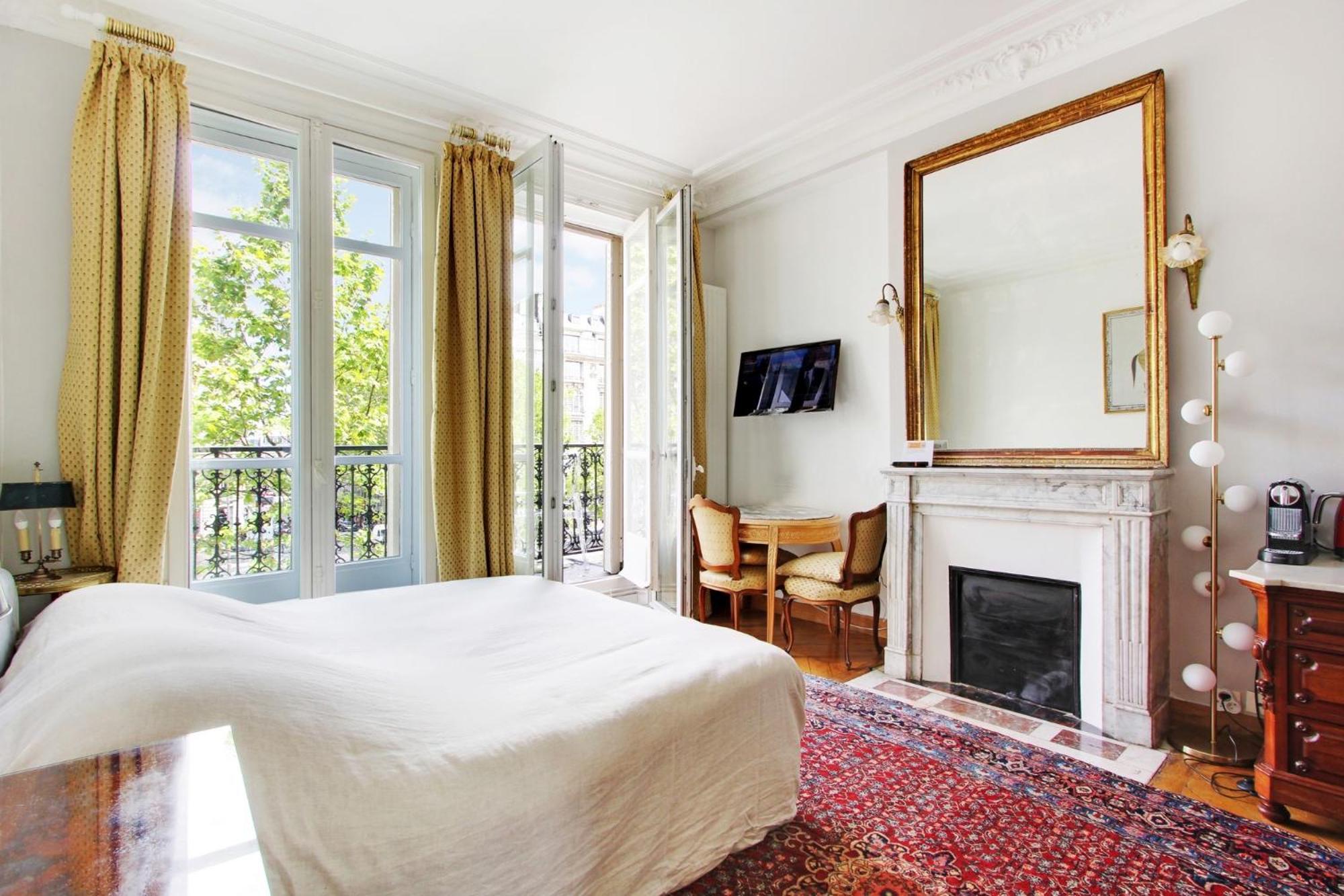 Suite junior avec balcon et vue sur Arc de Triomphe