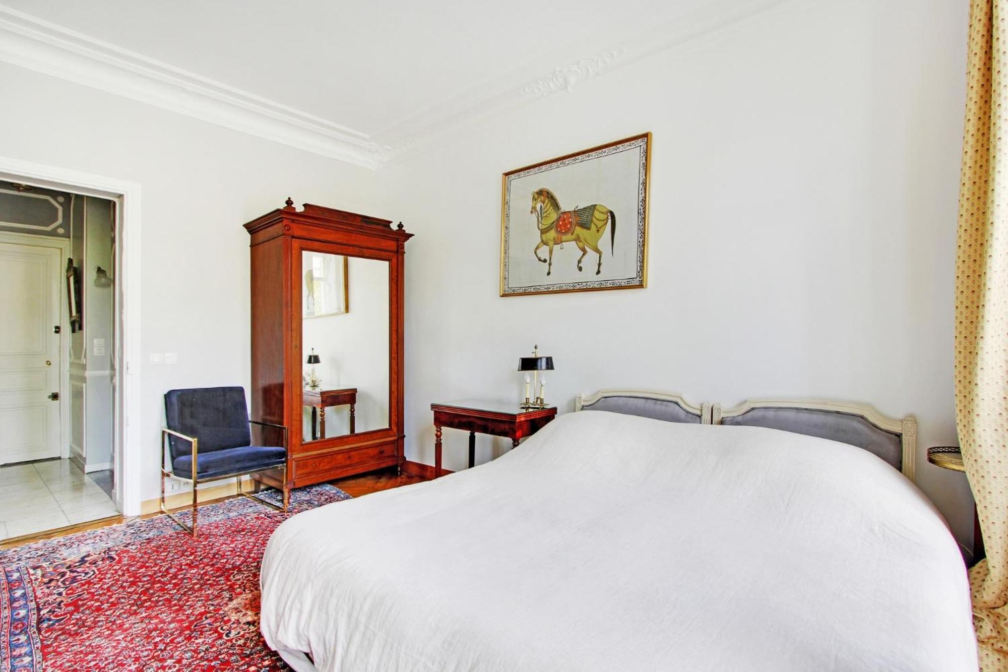 Suite junior avec balcon et vue sur Arc de Triomphe