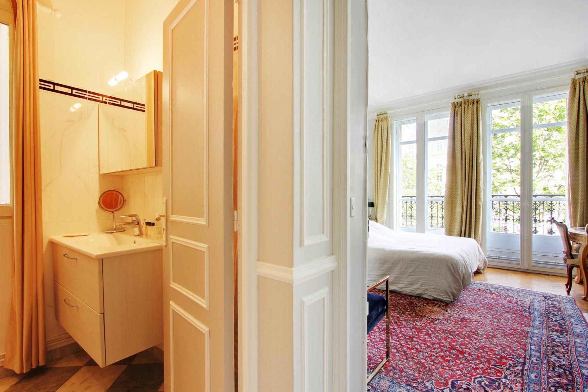 Suite junior avec balcon et vue sur Arc de Triomphe