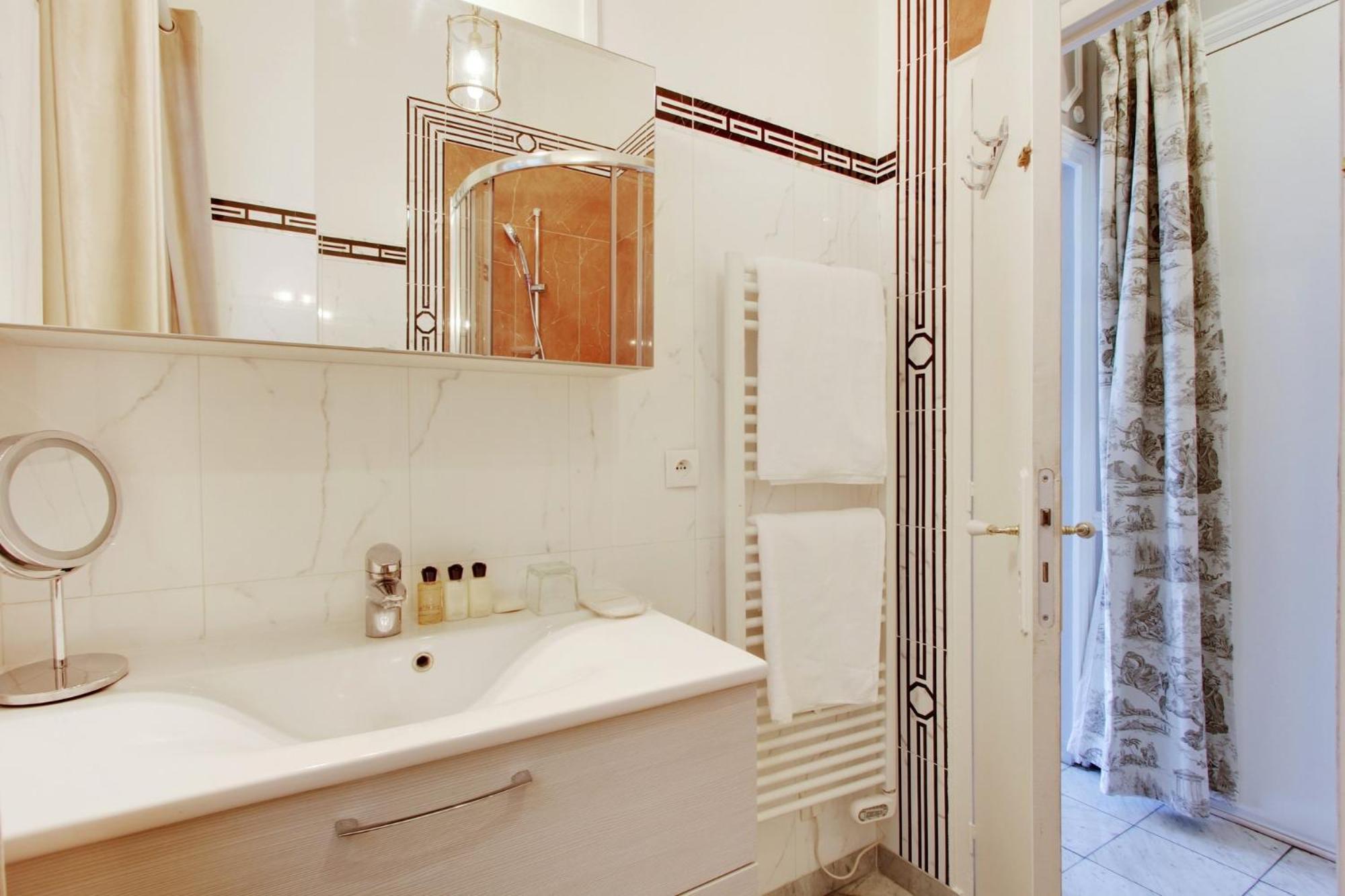Suite junior avec balcon et vue sur Arc de Triomphe