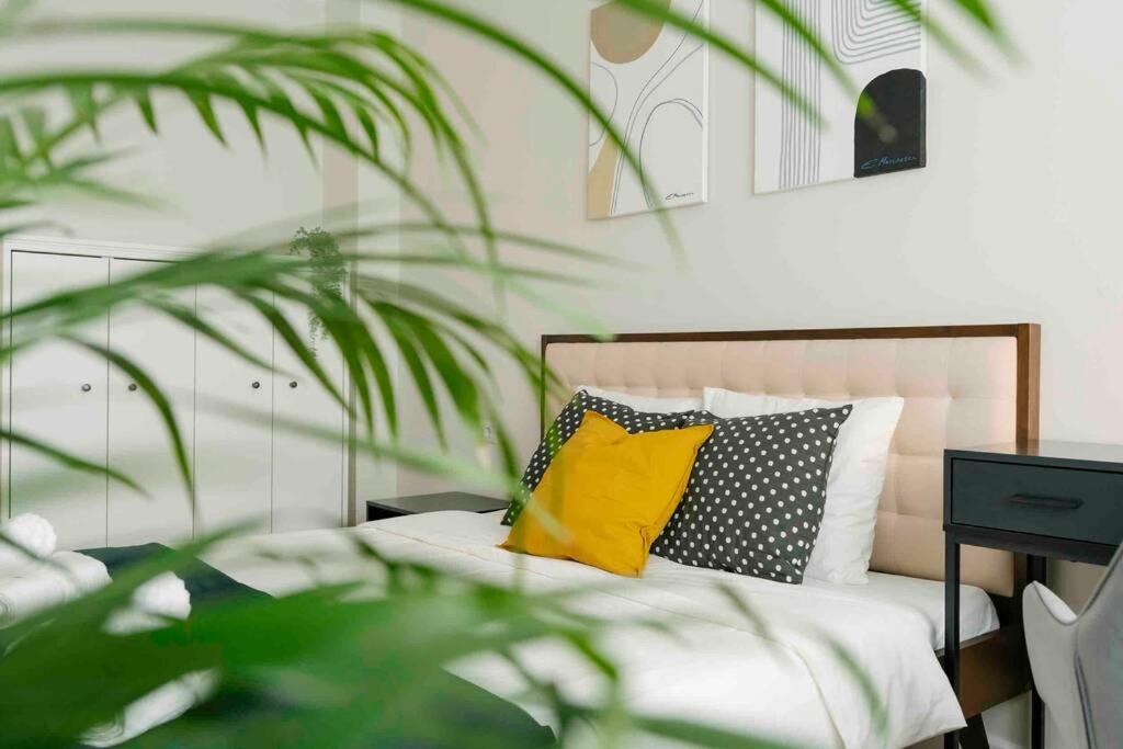 Sunny 2BR Flat-Top Location-Amazing Views
