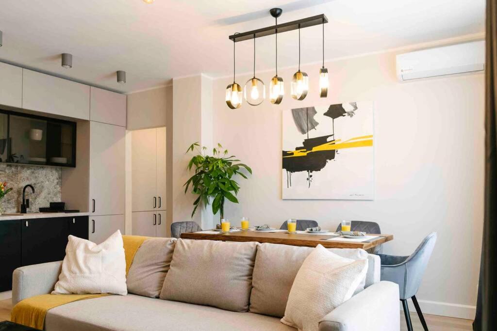 Sunny 2BR Flat-Top Location-Amazing Views