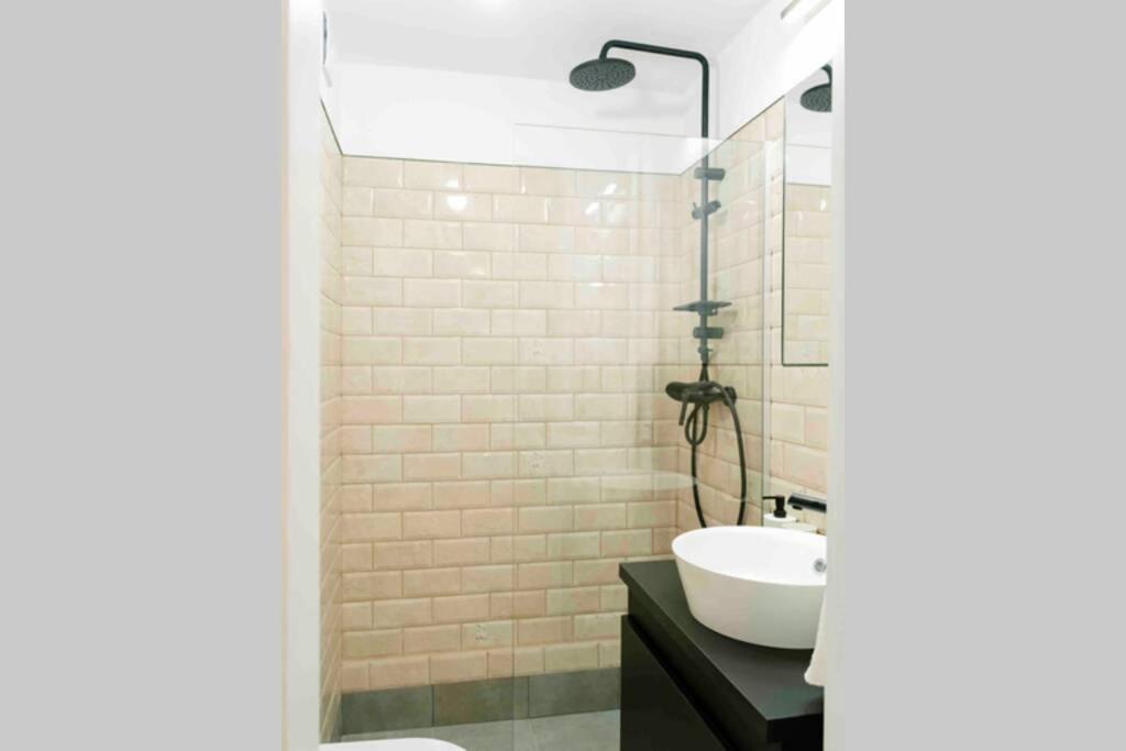 Sunny 2BR Flat-Top Location-Amazing Views
